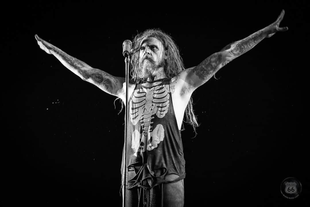 ロブ・ゾンビのインスタグラム：「Iowa the Zombie has landed! See you tonight! #robzombie #iowa #robfennphotography」