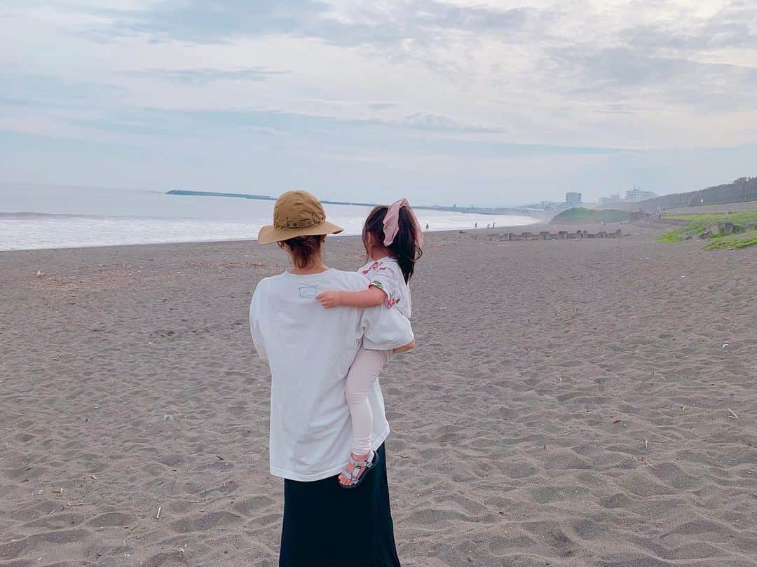 小田切恵子さんのインスタグラム写真 - (小田切恵子Instagram)「🐚 #お散歩へ #行きたい方向が逆 #こわがりさんの甘えん坊 #また晴れたら来ようね #夏はどこへ #もうすぐ3歳だよ #頑張れ❣️」7月21日 21時14分 - keikoodagiri101