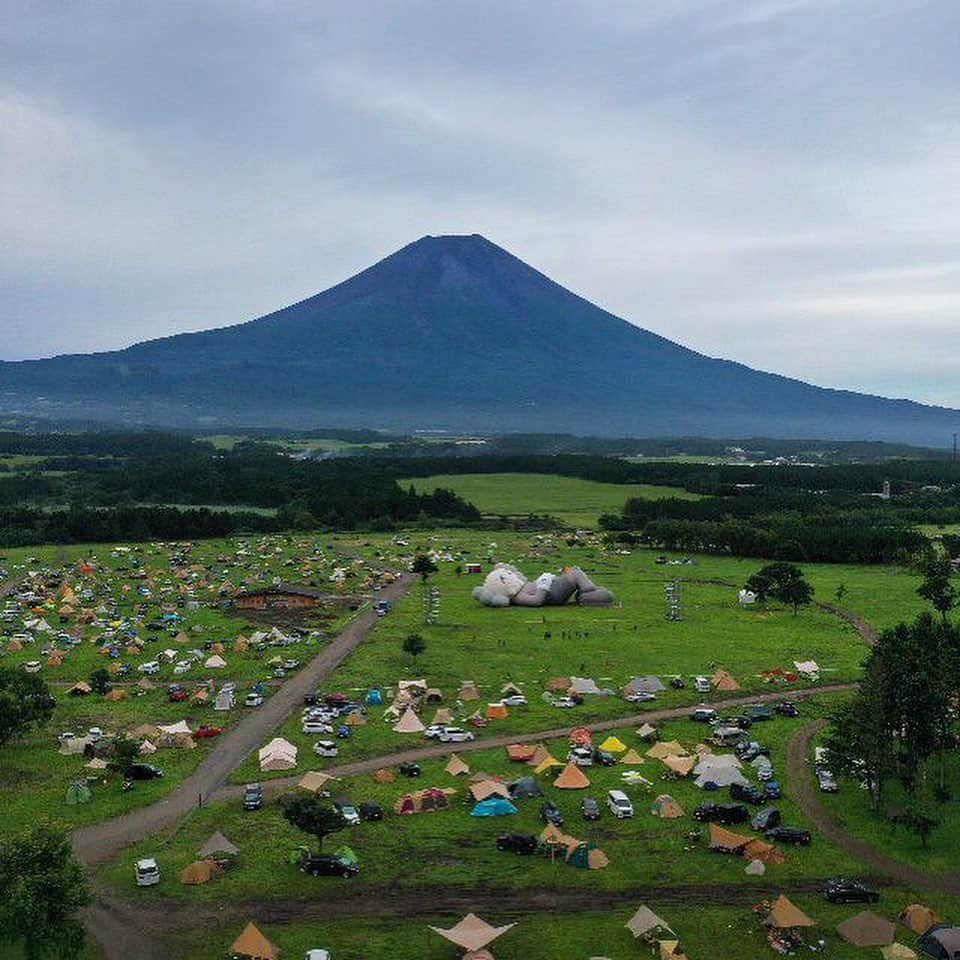 KAWSONEさんのインスタグラム写真 - (KAWSONEInstagram)「Good morning... I’m happy to see so many campers came out this weekend! 🙏 #KAWS #KAWSHOLIDAY 📷 by @arr.allrightsreserved  #japan #MtFuji #🗻」7月21日 21時08分 - kaws