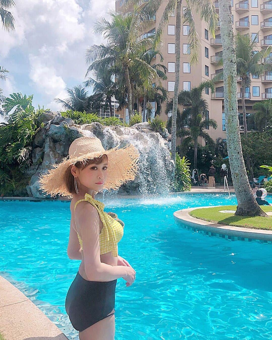 のインスタグラム：「グアムで泊まったホテル Outrigger Guam Beach Resort のプール👙❤︎ @outriggerguambeachresort . . . プールにスライダーもあって 滑ってきました🏄‍♀️♪笑 (2枚目動画見てねっ) . . 温水ジャグジーとかもあったので、 最後はまったり浸かって リラックスしてきました🙌✨ . .  #outriggerguam  #outriggerguambeachresort #hotel #guamgotel #oceanview #bikini #swim  #swimwear#guam #trip #guamtrip #guamgourmet #グアムホテル #アウトリガー #アウトリガーグアム #グアム #グアム旅行 #女子旅 #リゾート旅 #ビジョビ #ビーチ #海 #プール#水着 #ビキニ #あおぞら旅日記」