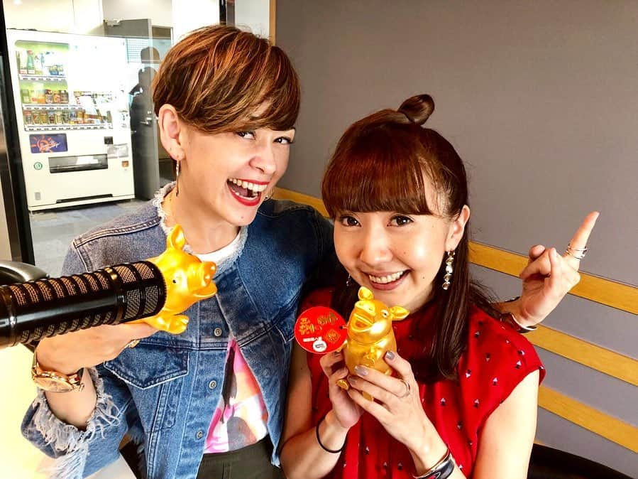 トムセン陽子さんのインスタグラム写真 - (トムセン陽子Instagram)「今日はカックル父ちゃんの代打で「Lazy Sunday」オジャマしました。 あっとういまの2時間だったなぁ！LazyチームもLazyリスナーズも、ほんとにあったかくて楽しかった！ ありがとう！ 今度はカックル父ちゃんいるときにぜひ呼んでください〜😉 . . . #interfm897 #lazy897 #前半はいでっち #あれれ #このスリーショットって #happy_inter #じゃーん #最高 #また呼んでね #love #radiodj」7月21日 21時14分 - yokothomsen