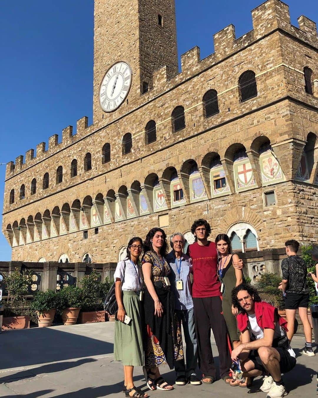 カエターノ・ヴェローゾさんのインスタグラム写真 - (カエターノ・ヴェローゾInstagram)「#DayOff em Florence! 🇮🇹 Visita a @uffizigallery com a família ❤👈🏾| Alô, #Fasano/Bari, amanhã 22/07 nosso último show #Ofertório na #TurnêEuropa • Link nos stories 👈🏾 . Confira agenda completa: 🗓AMANHÃ - Fasano/ Bari 🗓12/09 - Bogotá (Em breve) 🗓14/09 - Barranquilla 🗓16/09 - Medellín 🗓20/09 - Buenos Aires 🗓22/09 - Rosário 🗓24/09 - Montevidéu 🗓26/09 - Santiago do Chile 🗓04/10 - Belo Horizonte 🗓23/11 - São Paulo 🗓30/11 - Rio de Janeiro . 🎧 Ouça o álbum do show, disponível em todas as plataformas digitais - Link nos stories 🎶 . #CaetanoVeloso #CaetanoMorenoZecaTomVeloso #UnsProduções .」7月21日 21時18分 - caetanoveloso