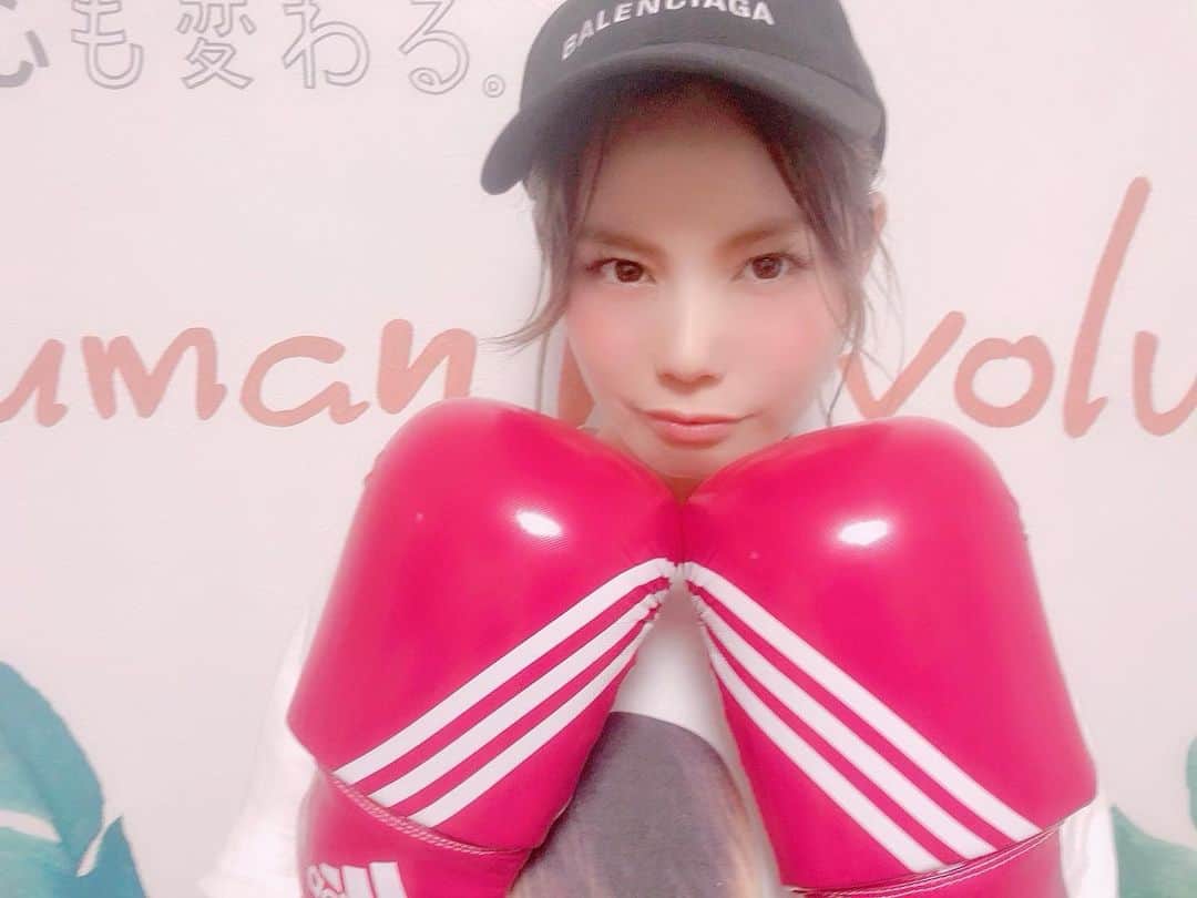 増田愛里菜のインスタグラム：「この前、はじめてパーソナルジムへ🏃‍♂️🏃‍♀️❤️ . . お世話になったのは新宿と池袋にある @hu.revo さん🌟🌟 . 今回はじめてのパーソナルジムだったから、グループレッスンをゆりちゃん&みむちゃん( @lily02tbt @u0829u )と一緒にうけてきたよ🏋️‍♀️🏋️‍♂️💕 . . もう準備運動だけでヘトヘト。。😂 . しっかり教えてもらいながらする筋トレってこんなに疲れるんだね😭💦 . . ボクシング🥊もはじめてだったけど、丁寧に教えてくれて楽しみながらできたよ〜👩‍👩‍👧💓🥺 . みっちり1時間。。。 終わる頃にはみんなヘトヘトだったけどすごくスッキリした顔してた☺️✨✨ . . また次回も行ったらレポートするね🥊🗯 . . . ⬇︎ @hu.revo さんからお知らせ❤️ . . 🏝夏季限定短期ダイエットモニター募集🏝 . 💃夏に向けて短期で痩せたい方限定👙 . 😳分割払いも可能😳 . 🌈顔掲載不可でも大丈夫です🌈 . 【募集人数】 新宿店 5名 池袋店 5名 . 正規のスダンダードコース10回 ¥183000 でのご案内です✨ 【モニター特別価格】 ¥119800 . なんと💓 −¥63200 . そして❗️ 🌞お昼の時間帯《10時〜17時》🌞にトレーニング出来る方はそこからなんと💓 −￥10000の . ✨￥109800✨ . 🌈条件🌈 ↓ 期間1ヶ月✨ 週1回以上のトレーニングを受けられる方✨ 健康状態に問題のない方✨ モニター素材としての使用を許可して頂ける方✨ 上記の内容をクリアできる方SNS限定でのご案内です👏🏻 ダイレクトメッセージよりお待ちしております😊 . . 新宿・池袋でパーソナルジムならhu-ReVo🌈 TEL 0369031777 . #hurevo#パーソナルジム#ジム通い#モデル#ダイエットモニター#トレーニング#大人女子の習い事#ダイエット仲間募集#フィットネス#綺麗になりたい#子連れトレーニング#美活#ダイエット女子#ダイエット生活#ボディメイキング#ダイエット仲間と繋がりたい#痩せる#メリハリボディ#ダイエットモニター#筋トレ女子」