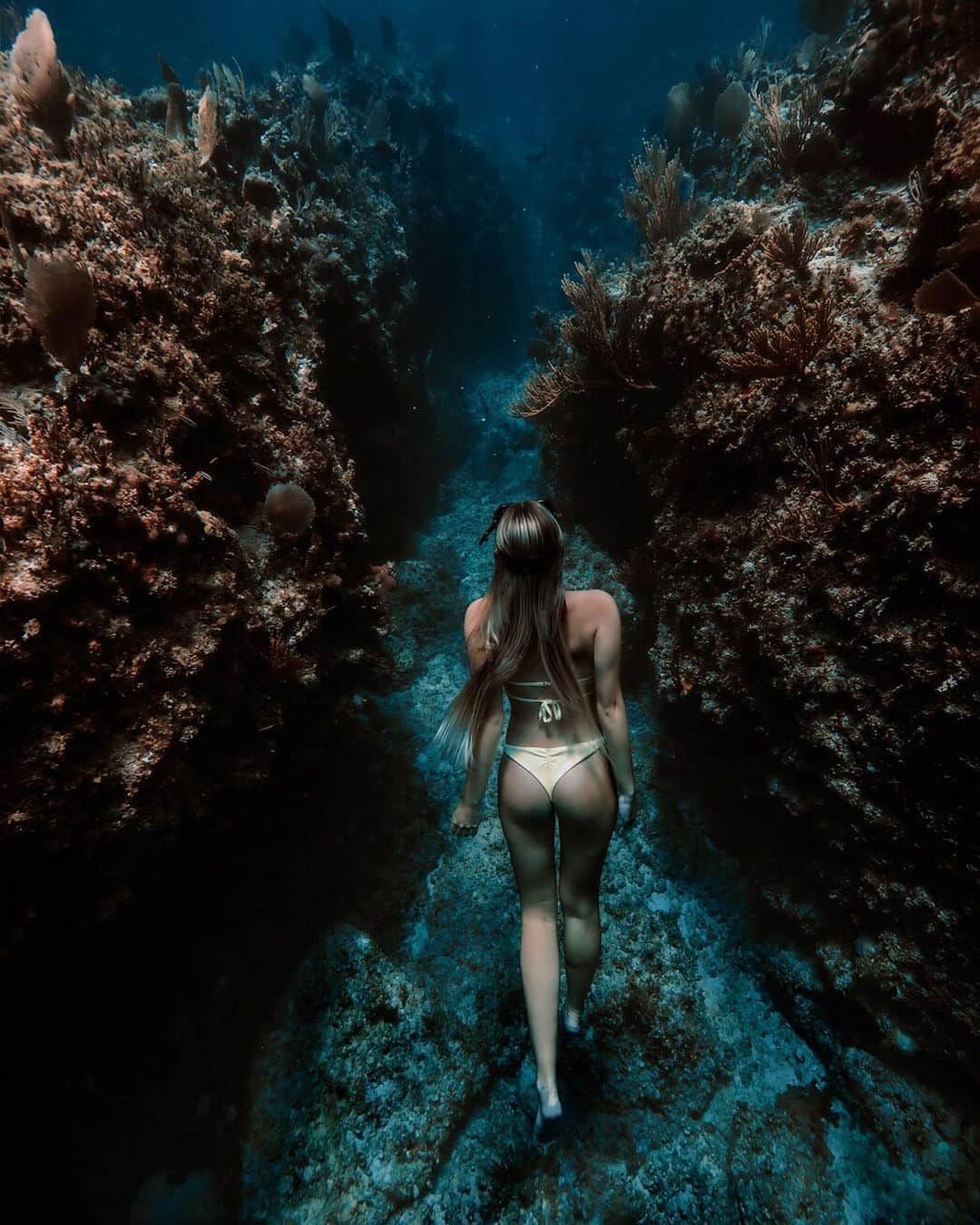 サシャ・カリスのインスタグラム：「The unknown path isn’t always the wrong one 💦 Would you follow me through this trench? 🗺」
