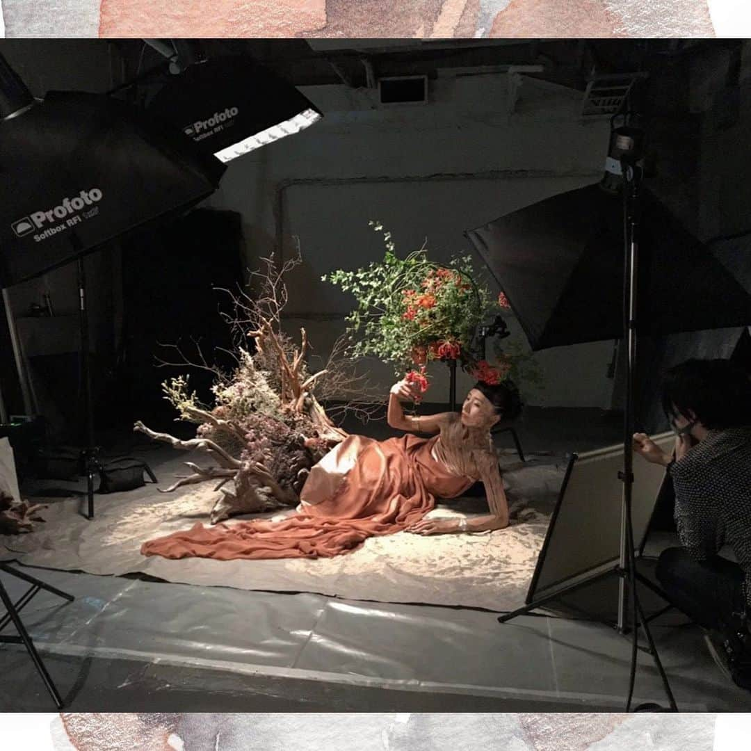 Amazing JIROさんのインスタグラム写真 - (Amazing JIROInstagram)「Main image of “-fashion・beauty・flower-“ exhibition produced by hii. I joined the shoot/team as a guest artist and did the face and body painting.  Hope you guys like it! 【衣・化・花】展示会コラボ作品 -fashion・beauty・flower- exhibition  Face & Body paint : #amazing_jiro Photo : Takumaru Isshiki @takudesign Flower Art : masaaki ozono @higedebu_flowers Model : hii @hii_deka_hii Hair : Junya Hirota @hirojunster Styling : Aki Nagano (Team COLORS) @_akngn_ Nail : Sayumi @sayv3 Logo design : sasamana @sasamana1204 Assistants : Emi Sugiyama / Yui Amano Brand : yonayona @yonayona_1984 (accessory)  #衣化花 #展示 #facepaint #bodypaint #paint #art #makeup #beauty #collaboration #fashion #styling #nail #editorial #wood #tree #flowers #flowerart #フェイスペイント #ペイント #アート #メイク #ファッション #ネイル #アクセサリー #木 #花 #フラワー #フラワーアート #生花」7月21日 21時28分 - amazing_jiro