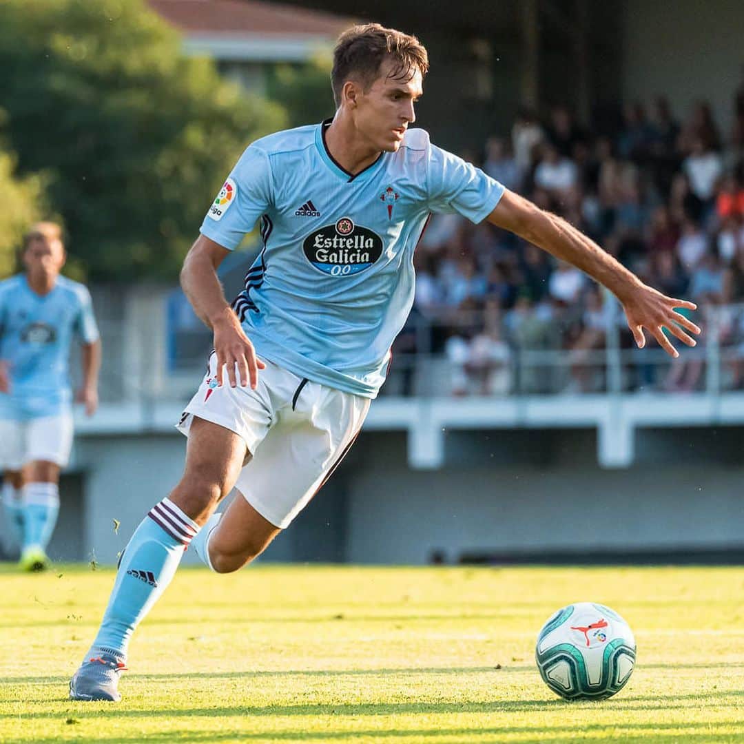 デニス・スアレス・フェルナンデスのインスタグラム：「El primero de muchos🤞 @rccelta 💙」