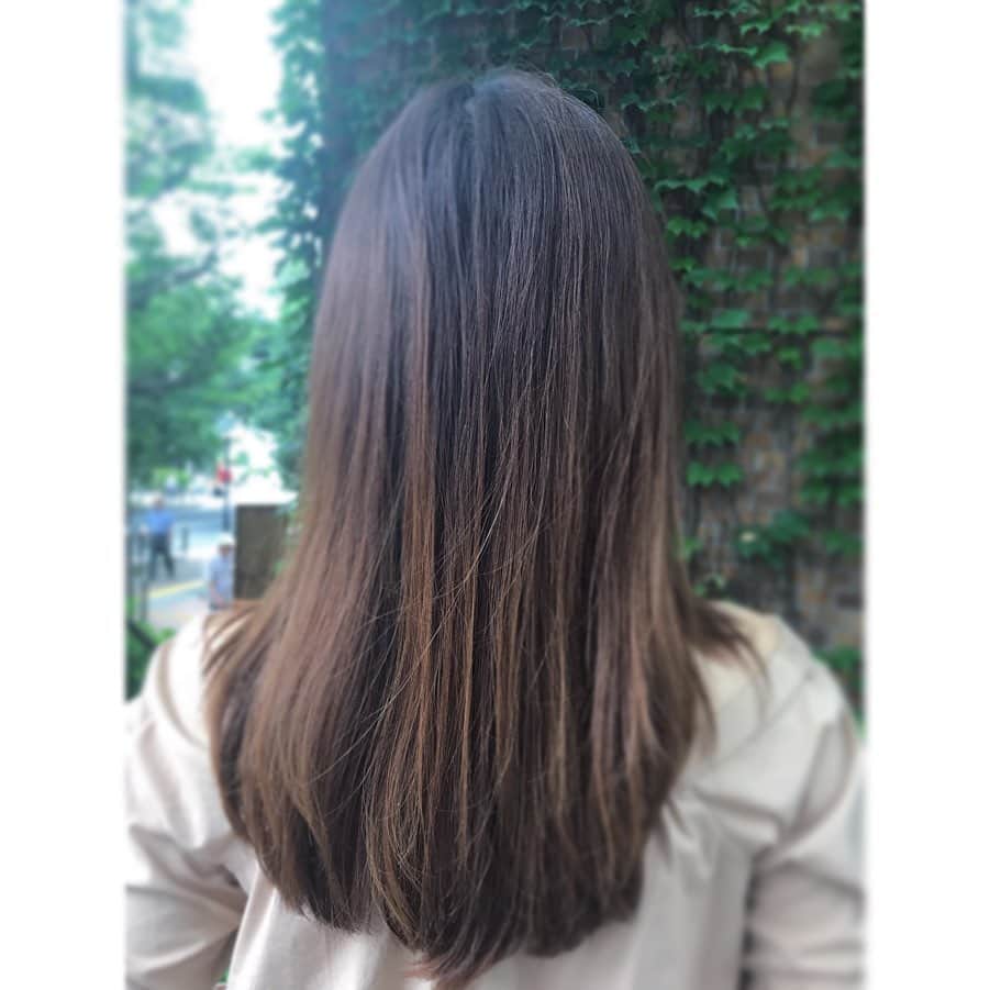 のインスタグラム：「. ずいぶん髪が伸びたなぁ〜👩‍🦰 . 今週は3か月ぶり位のカット✂︎ . 伸ばしてきたけど、 つぎはマイナーチェンジか ばっさりイメチェンか…悩み中です🙄 . . さて気にしていた 「後頭部の髪のうねり」 が目立たなくなった最近。 . 花王さんから頂いた flatのヘアケアを 1週間ほど 使い続けています。 . 画像1枚目は、 今日のお昼に自転車を降りた直後。 . アラもありますが手元にクシもなく笑、 ほんとにリアルな状態です☺︎ . flatはうねりやくせ毛にアプローチする シリーズなのですが、  確かに湿気のすごい日でも ウネリや広がりが出にくくなる気がします。 . (広がりについては、 カットも随分してないから 髪のボリュームが結構あるはずなのに。) . . 特に指通りの良さと手触りの変化は 使用1回目から実感できました。 . うねり対策としては特に、 お風呂上がりに使うオイルが効いてるかも。 (画像2枚目) . . #エッセンシャルflat」
