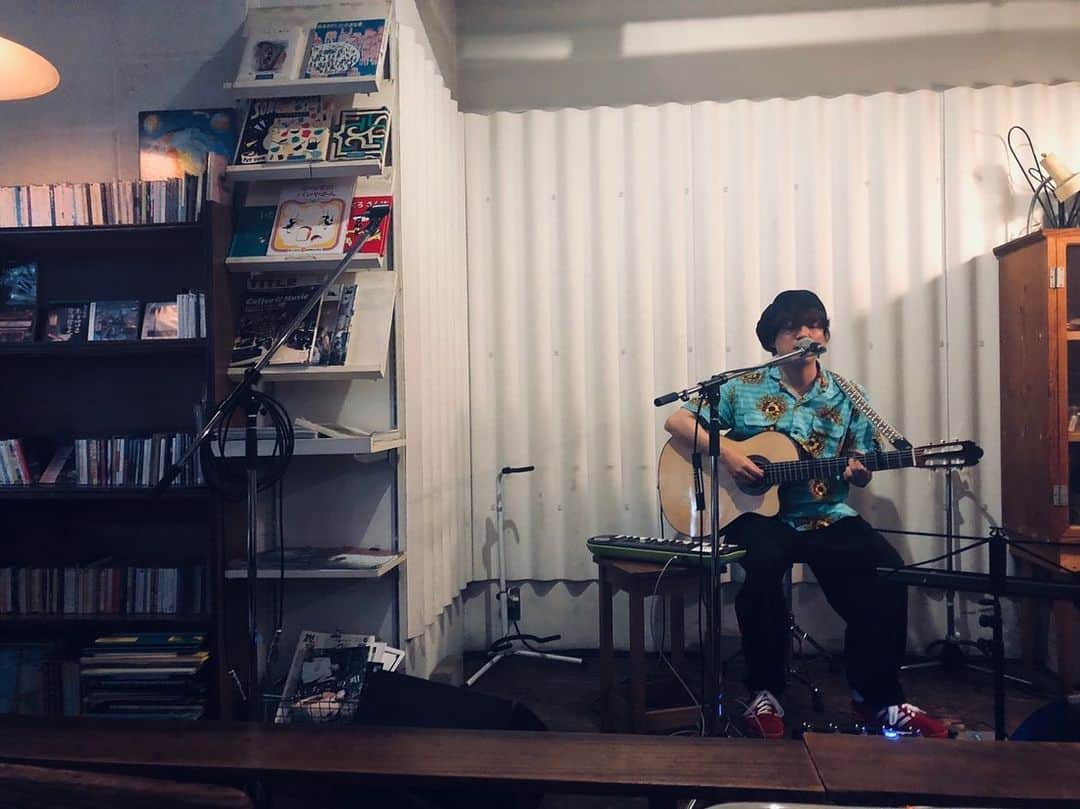 のインスタグラム：「. 京都SOLE CAFE。来てくれた人たちありがとー！ 普段やらない曲たちを結構やったから緊張したけど凄く楽しかったです。 シンクロの曲もたくさん聞けてドラム以外のメンバーとも会えたから幸せでした！  次は25仙台、26渋谷、27森戸海岸。 お待ちしてます！  #グッドモーニングアメリカ #金廣真悟  #弾き語り  #synchronizeddoor  #urio  #モジャ （笑） #ガラハ （笑）」