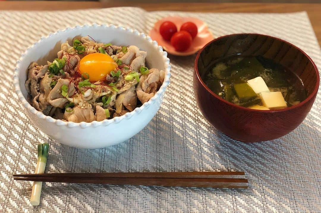 真飛聖さんのインスタグラム写真 - (真飛聖Instagram)「☺︎まとぶ飯☺︎ 豚丼🍚。 〜この間の スタミナ丼と 見た目が殆ど 一緒ですね（笑） 味付けは こちらの方が シンプルです〜  わかめとお豆腐のお味噌汁。 ミニトマト🍅。 ドイツから帰国して 何だか ちゃんと 食べたくて‥‥ お味噌汁も恋しくて‥‥ 今回も 参考レシピは @kurashiru  #まとぶ飯 #真飛聖」7月21日 21時40分 - sei_matobu