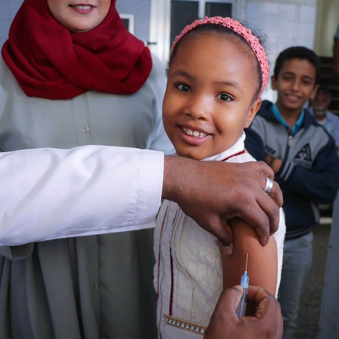 unicefさんのインスタグラム写真 - (unicefInstagram)「Almost 350,000 cases of measles were reported last year, more than doubling from 2017. Devastating outbreaks in many countries are a wake-up call. We cannot allow conflict, inequality or complacency to keep children from lifesaving vaccinations. #VaccinesWork」7月21日 21時50分 - unicef