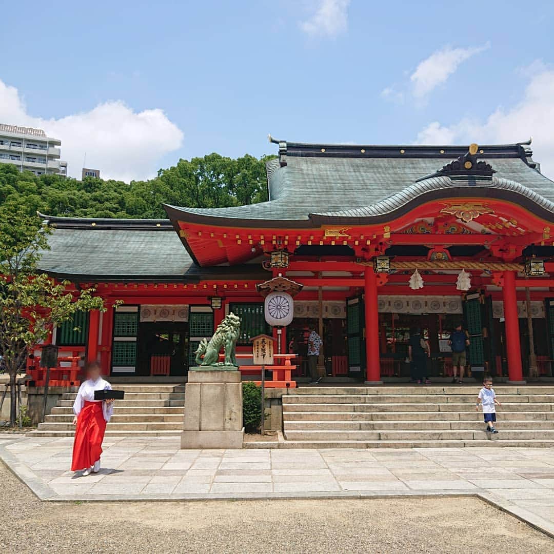 Yukiさんのインスタグラム写真 - (YukiInstagram)「数日前に神戸三宮へ。 新しいワンピースとサンダルは @7things.official  ロックな雰囲気のあるワンピースで嬉しい🤘🏻 神戸の人口が日本で最も減っているというニュースを見まして、神戸っ子として神戸の魅力を少しずつ発信していく事にします。この写真に写っているのは生田神社。何とも鮮やかな赤色の神社です！D_Driveがよくライブをさせてもらうチキンジョージの向かいにあります。恋愛成就でも有名な神社です♥️ I went to Sannomiya in Kobe wearing a new dress a few days ago.  The population of Kobe is decreasing the most in Japan. So I decide to tell you about the charm of Kobe.  I went to Ikuta-jinja in Kobe.  A jinja is a Shinto shrine.  It is said that your love relationship will be fulfilled when you go to Ikuta-jinja♥️ #D_Drive #yuki #kobe #shrine #生田神社 #三宮 #city #fashion #guitarist」7月21日 21時50分 - d_drive_gt_yuki