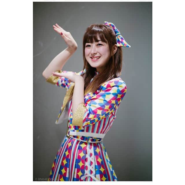 伊豆田莉奈さんのインスタグラム写真 - (伊豆田莉奈Instagram)「ขอบคุณ ทุกคน ที่ มา ทั้ง2วัน นะคะ＼(^o^)／ รู้สึก ดีใจ ได้ เจอ กับ ทุกคน ที่ หาดใหญ่ อีกแล้ว ค่ะ💕 ขอบคุณ ทุกคน มากๆ นะคะ(^^) ถ้า มี โอกาส รินะ จะ มา หาดใหญ่ อีก นะคะ♪♪ ขอบคุณ ที่ เป็น กำลังใจ ให้ CGM48 ด้วย ค่ะ!! ดีใจ มาก และ รินะ จะ พยายาม ทำดีๆ นะคะ😭😭 แล้ว เจอ กัน น้าาาาาาาา😊👋 2日間来てくれてありがとうございました＼(^o^)／ ハートヤイの皆さんにまた会うことが出来て嬉しかったです💕 みんなありがとうございました(^^) また機会があればハートヤイに行くね♪♪ そしてCGM48の応援をありがとうございます！！ めっちゃ嬉しいです😭莉奈頑張ります！！ またね😊👋 #jabajath #rebornth #izurinabnk48 #izutarinabnk48 #rinaizutabnk48 #izutarina #izurina #หาดใหญ่ #bnk48roadshow #bnk48handshake #伊豆田莉奈 #いずりな #bnk48 #cgm48」7月21日 21時43分 - rina.cgm48official