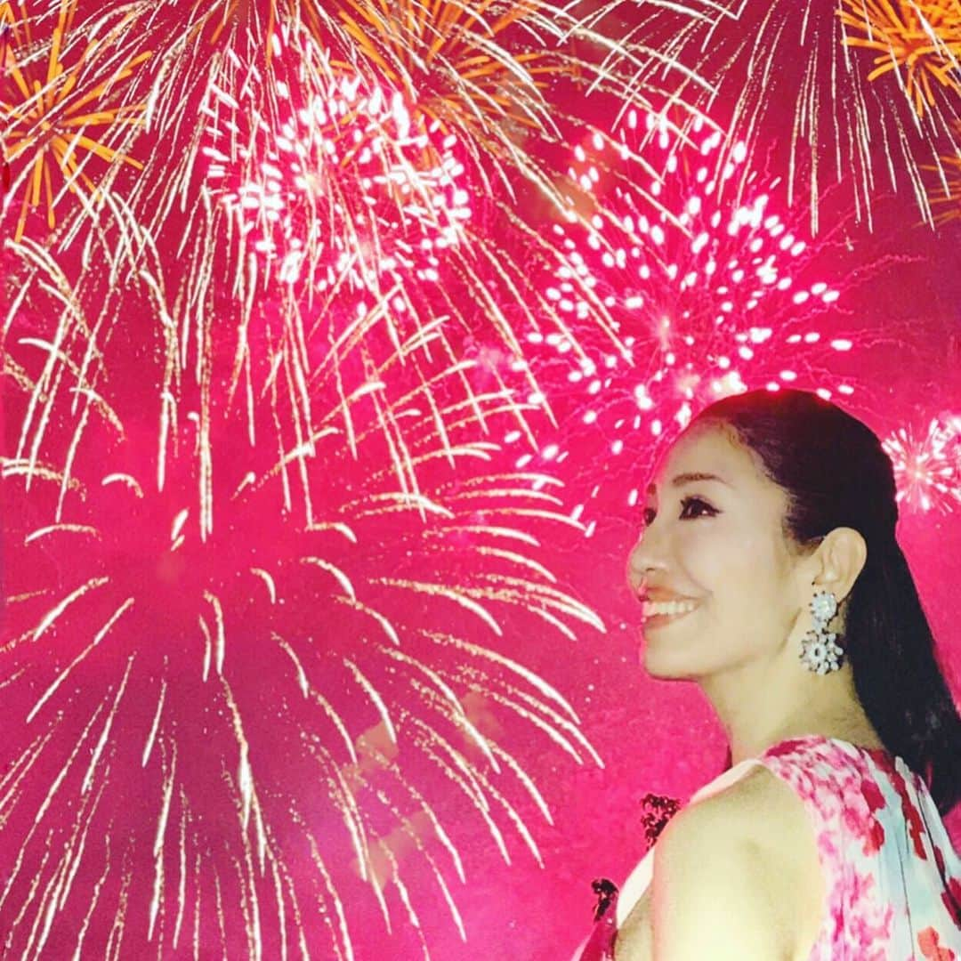 アンミカさんのインスタグラム写真 - (アンミカInstagram)「花火🎆と音楽&パフォーマンスの融合イベント【STAR ISLAND 2019】へ！ 記念すべき、【令和初の花火鑑賞🎇】を、心置きない仲間で楽しみましたよ☺️🎆 50年前のこの日、アポロ11号の月面着陸が成功した🚀🌕偉業に敬意を払ったパフォーマンスと、数百のスピーカーから響くサウンド🔈、花火と共に会場を彩るライティング、全ての融合に大人も子供も感動❣️ 空が明るくなるほどの花火🎆🎇に包まれて、梅雨の湿った気持ちも、花火の音に明るく吹き飛ばされスッキリ✨ 芸術を堪能した一日となりました♫  明日は ・11:55〜13:45  フジテレビ 【バイキング】 に出演致します☺️ お時間許す方は是非、ご覧くださいませ🎇 #4枚目の花火動画を見てね🎆 #皆様に令和初の花火鑑賞のおすそ分け❤️🎇 #バレエに花火と芸術を堪能した一日🎆」7月21日 21時44分 - ahnmikaofficial