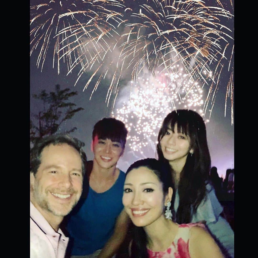 アンミカさんのインスタグラム写真 - (アンミカInstagram)「花火🎆と音楽&パフォーマンスの融合イベント【STAR ISLAND 2019】へ！ 記念すべき、【令和初の花火鑑賞🎇】を、心置きない仲間で楽しみましたよ☺️🎆 50年前のこの日、アポロ11号の月面着陸が成功した🚀🌕偉業に敬意を払ったパフォーマンスと、数百のスピーカーから響くサウンド🔈、花火と共に会場を彩るライティング、全ての融合に大人も子供も感動❣️ 空が明るくなるほどの花火🎆🎇に包まれて、梅雨の湿った気持ちも、花火の音に明るく吹き飛ばされスッキリ✨ 芸術を堪能した一日となりました♫  明日は ・11:55〜13:45  フジテレビ 【バイキング】 に出演致します☺️ お時間許す方は是非、ご覧くださいませ🎇 #4枚目の花火動画を見てね🎆 #皆様に令和初の花火鑑賞のおすそ分け❤️🎇 #バレエに花火と芸術を堪能した一日🎆」7月21日 21時44分 - ahnmikaofficial