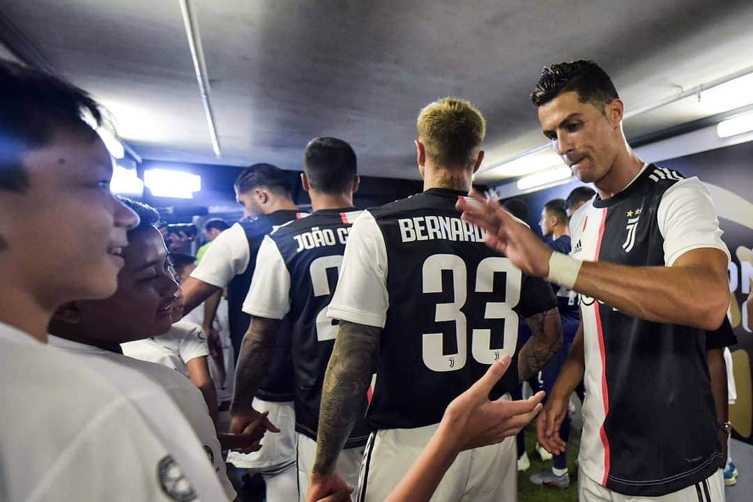 ユヴェントスFCさんのインスタグラム写真 - (ユヴェントスFCInstagram)「High 🤚 @cristiano 😊 #MeetTheWonder」7月21日 21時46分 - juventus