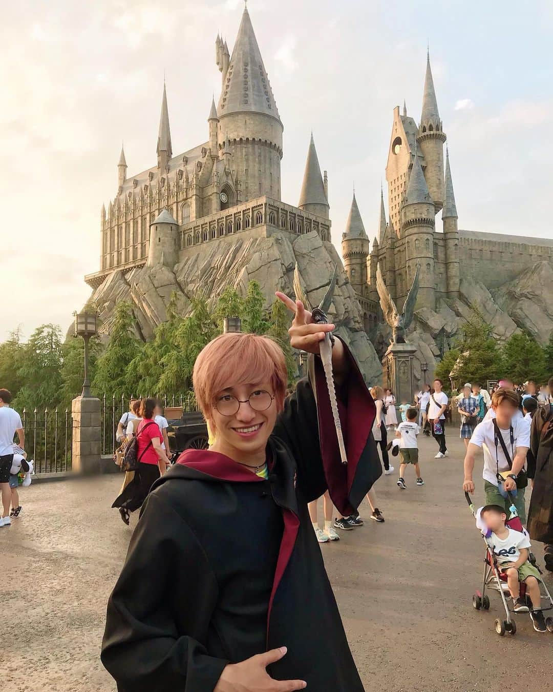 兼近大樹さんのインスタグラム写真 - (兼近大樹Instagram)「USJ。  #明日から #おはスタ #1週間連続出演 #控えめにいってEXITフェスいとをかし #みるしかナイトプールパシャパシャ #ハリーポッター #ほんと大スキージャンプK点突破 #とりま #ウィンガーディアムレビオーサあなたのはレビオサー #例のあの人の杖の持ち方 #細かすぎなくて程よいモノマネ #ヴォルデモート #闇の魔法 #いま闇とかまずいよね #すいま千利休茶柱スタンダップ」7月21日 21時46分 - kanechikadaiki