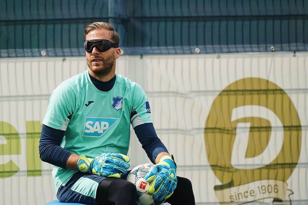 TSG1899ホッフェンハイムさんのインスタグラム写真 - (TSG1899ホッフェンハイムInstagram)「Außergewöhnlicher Gegner beim Torwarttraining: 🔵 vs. Keeper-Trio! Was der Einsatz eines Gymnastikballs bringt? Er simuliert die Störung bei einer Flanke und schult die Koordination. 🙌🏼🔛🔝 #TSG #Training #TSGarsten」7月21日 21時47分 - tsghoffenheim