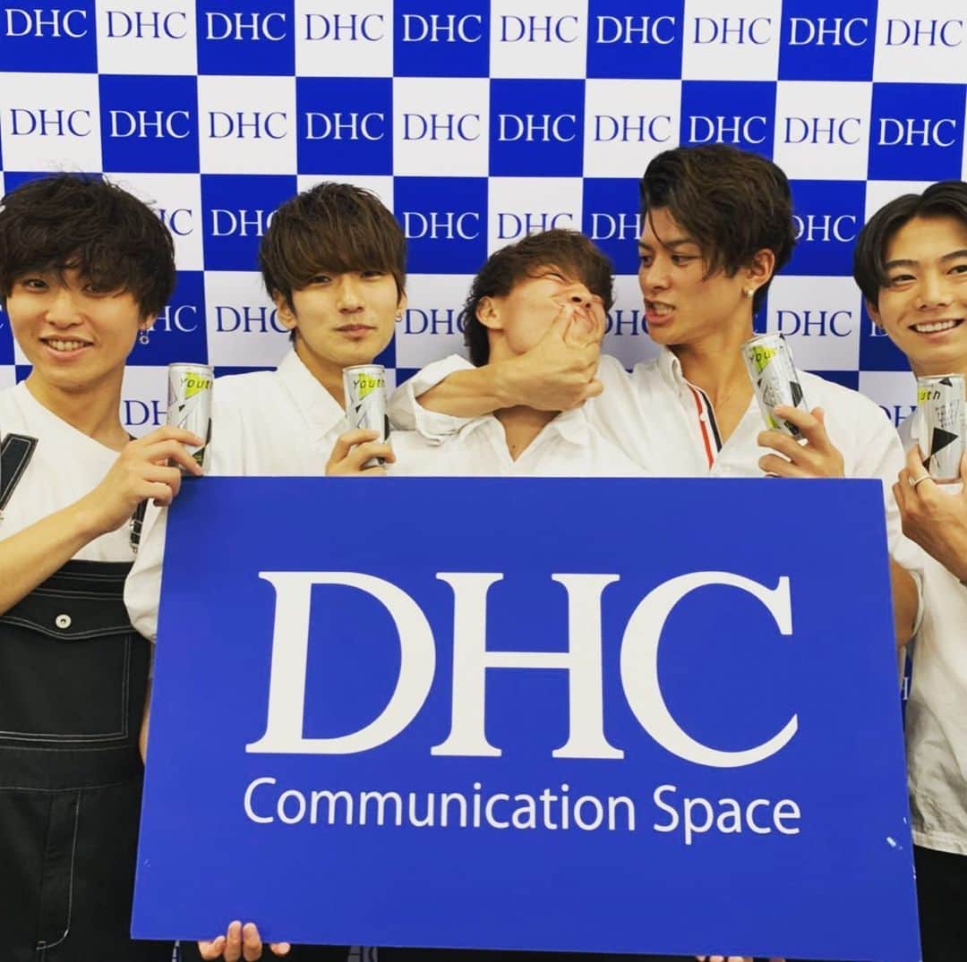 米麦圭造のインスタグラム：「. ✨DHC  youth ✨  昨日はDHCにお邪魔しました！ 他大学の方達とも交流してきましたー！  明日、明後日、國學院大學でも配られます。  皆さん是非手にとって試してみて😉  自分はキャンパスがみんなと違って授業も被っててその場に居れないけど、、、 キャンパスの差は辛いけどそれでもそれを理由にしたくはない💪💪 #DHCC#dhcyouth#國學院大學生協#DHCyouth」