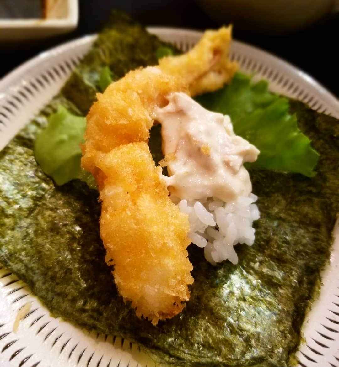 ERINA UENOさんのインスタグラム写真 - (ERINA UENOInstagram)「. 昨夜は#平尾 @thrushcafehirao  #THRUSHCAFE にて、 #白金 @morisengyoten  #森鮮魚店 さんのお魚🐟で 手巻き寿司パーティー 🍣💓 . と！#平尾 @melia_noce #メリアノーチェ kyonkyonさんの サプライズのお誕生日祝い👸🏻🎂 笑顔、涙、笑い溢れる 素晴らしい時間と空間でした💗💭 . 森鮮魚店さんのネタ、とろけます💕 海老フライも美味🍤✨ ハイセンスなスラッシュカフェの coordinate、settingもさすがです。 Cafe staffさんの手作りのcake、 choco decorate🍫も美しい💗 . みなさんが素晴らしかったです👏 楽しい会へのお招き、 ありがとうございました♬︎♡ . .」7月21日 21時59分 - erina_flowdia