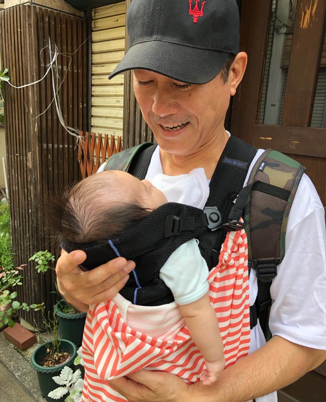 逸見太郎のインスタグラム：「息子とお散歩👶  #日曜日#サンデーパパ#抱っこ紐#外気浴 #お散歩#スキンシップ#寝っぱなし#ソフトクリーム#ブレイク#可愛い#楽しい#宝物  ようやく梅雨空も少しばかりすっきり してきたので息子とお散歩👣 抱っこ紐の揺れが気持ちいいのかずっと寝てました👍  父は汗だく💦」