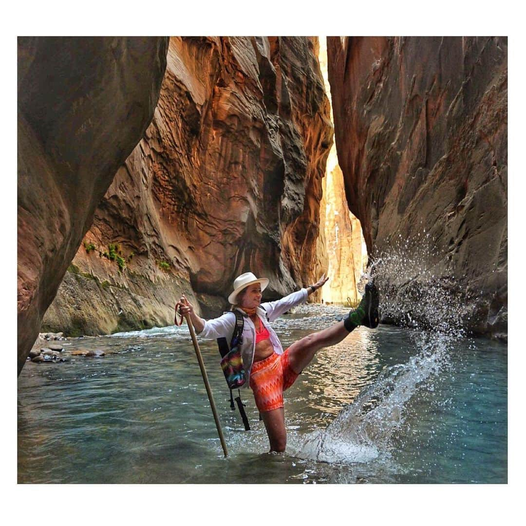 シャンテル・ヴァンサンテンさんのインスタグラム写真 - (シャンテル・ヴァンサンテンInstagram)「I’ve dreamed of hiking the Narrows. It’s been on my bucket list for a long time. I found myself smiling so big... in awe of the light bouncing off the towering walls, the water flowing around me which carved these canyons and natures creation unfolding around every bend. If you are in #ZionNationalPark GO DO THE NARROWS!!!!」7月21日 21時52分 - therealshantel