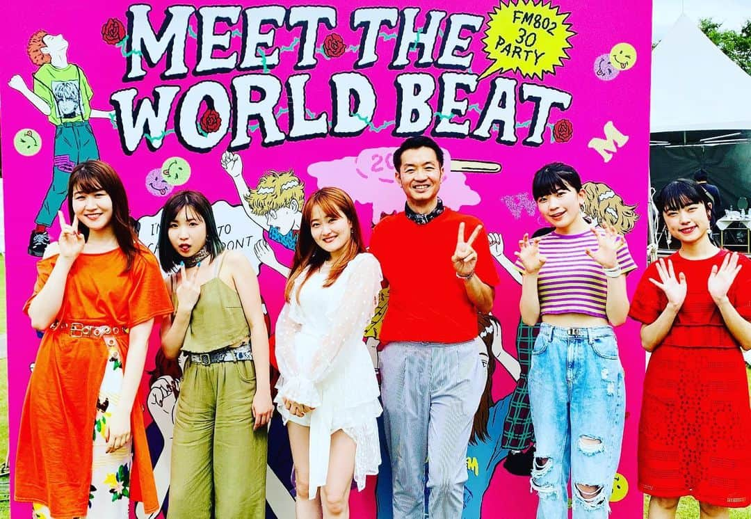 大抜卓人さんのインスタグラム写真 - (大抜卓人Instagram)「FM802 MEET THE WORLD BEAT ‼️ 802の30周年😃今年のトリは数々のラジオアンセムを織り交ぜたセットリストで😃緻密なアンサンブルを丁寧につむぎ😊彼等色に染め上げた大クロージング😃ロックンロールのアンコールセッションには音楽の継承なるメッセージを感じた😆 #くるり  FM802 MEET THE WORLD BEAT‼️ 夕暮れ時に西海岸の風がふいた😆 ウクレレにソウルと😃彼が紡ぐ音楽にずーっと身を委ねていたい気持ちに😆MCで見える愛らしいキャラクターも最高だった👍 #平井大  FM802 MEET THE WORLD BEAT ‼️ ロックンロールクイーンが帰ってきた🤘ラジオ史を彩る名曲の数々😊あのパワフルな歌声は深みを増し😆バラードもアップもオーディエンスの心を掴んで離さない😆ハロー・ハローのアカペラスタートはリスナーにとって特別な幕開けだったはず😆お帰り🤘 #superfly  FM802 MEET THE WORLD BEAT 2019‼️「ミザワビ」なる言葉の生みの親😆メロディーの貴公子が豊かな音色を万博公園に響かせた👍ラストの「Ca Va ?」は今日一番の脳内ループに😊あー楽しかった😆 #ビッケブランカ  FM802 MEET THE WORLD BEAT😆去年はリリース前に耳にした「マリーゴールド」は1年分の思い出を乗せた特別な響きに😂大きなステージで伸びやかな歌を届け😆フランクなMCで一気に距離が近く😆みんな彼女と友達になったよう気分になったはず😆今年も最幸の夏をありがとう😊 #あいみょん  FM802 MEET THE WORLD BEAT 2019😆Anly👍まさかの「ボヘミアンラプソディー」のカヴァーから😃ループプレイでソリッドなギターと骨のある歌声を響かせ😊彼女の凄みを届けるステージに😆やっと出てくれたね🤣感涙の思いで見ていました😂ありがとう😊 #anly  FM802 MEET THE WORLD BEAT 2019😆2年連続出演も世界に挑む男の引き出しの多さに14000人が魅了😆弾き語りもしっとりバラードも😃小芝居を織り交ぜてダンスも😆全部巻き込んで大おまっとぅりステージ😆彼にしか紡げないエンターテイメントな時間に👍 #ナオトインティライミ  FM802 MEET THE WORLD 2019😊Little Glee Monster👍 5人が登場しハーモニーを 響かせた瞬間😊 太陽の光が元気に差し込む奇跡も😃 笑顔を纏った歌声が 万博公園にこだまする😊 最後は「Jupiter」で神々しい クロージング🤞 ミザワビを5人の色で染めた👍 #リトグリ  FM802 MEET THE WORLD BEAT 2019🤘時折黄色い歓声も上がる⤴️ グルーヴ王子のスウィンギンなステージ👍14000人のオーディエンスに対して物怖じすることなく😃自分のスタイルを通す新時代の幕開けを予感😆SIRUP👍 #sirup  FM802 MEET THE WORLD 2019😃 ベリーグッドマンで早速 14000人がひとつに🤘 ライオンで拳を上げ😊 SupernovaでJUMP😆 ライトスタンドで余韻を 残してクロージング😆 あっという間のベリーグッドな時間👍  #fm802  #ミザワビ #ベリーグッドマン」7月21日 21時52分 - takutoonuki