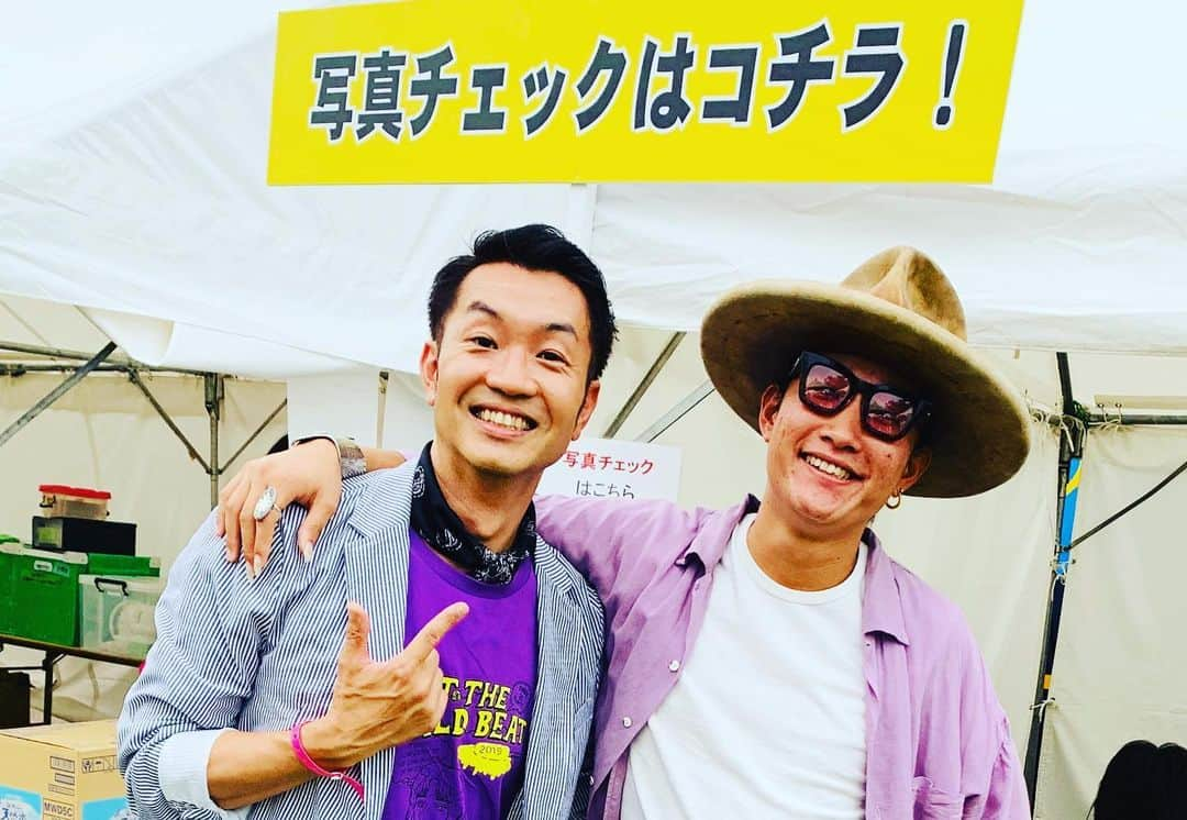 大抜卓人さんのインスタグラム写真 - (大抜卓人Instagram)「FM802 MEET THE WORLD BEAT ‼️ 802の30周年😃今年のトリは数々のラジオアンセムを織り交ぜたセットリストで😃緻密なアンサンブルを丁寧につむぎ😊彼等色に染め上げた大クロージング😃ロックンロールのアンコールセッションには音楽の継承なるメッセージを感じた😆 #くるり  FM802 MEET THE WORLD BEAT‼️ 夕暮れ時に西海岸の風がふいた😆 ウクレレにソウルと😃彼が紡ぐ音楽にずーっと身を委ねていたい気持ちに😆MCで見える愛らしいキャラクターも最高だった👍 #平井大  FM802 MEET THE WORLD BEAT ‼️ ロックンロールクイーンが帰ってきた🤘ラジオ史を彩る名曲の数々😊あのパワフルな歌声は深みを増し😆バラードもアップもオーディエンスの心を掴んで離さない😆ハロー・ハローのアカペラスタートはリスナーにとって特別な幕開けだったはず😆お帰り🤘 #superfly  FM802 MEET THE WORLD BEAT 2019‼️「ミザワビ」なる言葉の生みの親😆メロディーの貴公子が豊かな音色を万博公園に響かせた👍ラストの「Ca Va ?」は今日一番の脳内ループに😊あー楽しかった😆 #ビッケブランカ  FM802 MEET THE WORLD BEAT😆去年はリリース前に耳にした「マリーゴールド」は1年分の思い出を乗せた特別な響きに😂大きなステージで伸びやかな歌を届け😆フランクなMCで一気に距離が近く😆みんな彼女と友達になったよう気分になったはず😆今年も最幸の夏をありがとう😊 #あいみょん  FM802 MEET THE WORLD BEAT 2019😆Anly👍まさかの「ボヘミアンラプソディー」のカヴァーから😃ループプレイでソリッドなギターと骨のある歌声を響かせ😊彼女の凄みを届けるステージに😆やっと出てくれたね🤣感涙の思いで見ていました😂ありがとう😊 #anly  FM802 MEET THE WORLD BEAT 2019😆2年連続出演も世界に挑む男の引き出しの多さに14000人が魅了😆弾き語りもしっとりバラードも😃小芝居を織り交ぜてダンスも😆全部巻き込んで大おまっとぅりステージ😆彼にしか紡げないエンターテイメントな時間に👍 #ナオトインティライミ  FM802 MEET THE WORLD 2019😊Little Glee Monster👍 5人が登場しハーモニーを 響かせた瞬間😊 太陽の光が元気に差し込む奇跡も😃 笑顔を纏った歌声が 万博公園にこだまする😊 最後は「Jupiter」で神々しい クロージング🤞 ミザワビを5人の色で染めた👍 #リトグリ  FM802 MEET THE WORLD BEAT 2019🤘時折黄色い歓声も上がる⤴️ グルーヴ王子のスウィンギンなステージ👍14000人のオーディエンスに対して物怖じすることなく😃自分のスタイルを通す新時代の幕開けを予感😆SIRUP👍 #sirup  FM802 MEET THE WORLD 2019😃 ベリーグッドマンで早速 14000人がひとつに🤘 ライオンで拳を上げ😊 SupernovaでJUMP😆 ライトスタンドで余韻を 残してクロージング😆 あっという間のベリーグッドな時間👍  #fm802  #ミザワビ #ベリーグッドマン」7月21日 21時52分 - takutoonuki