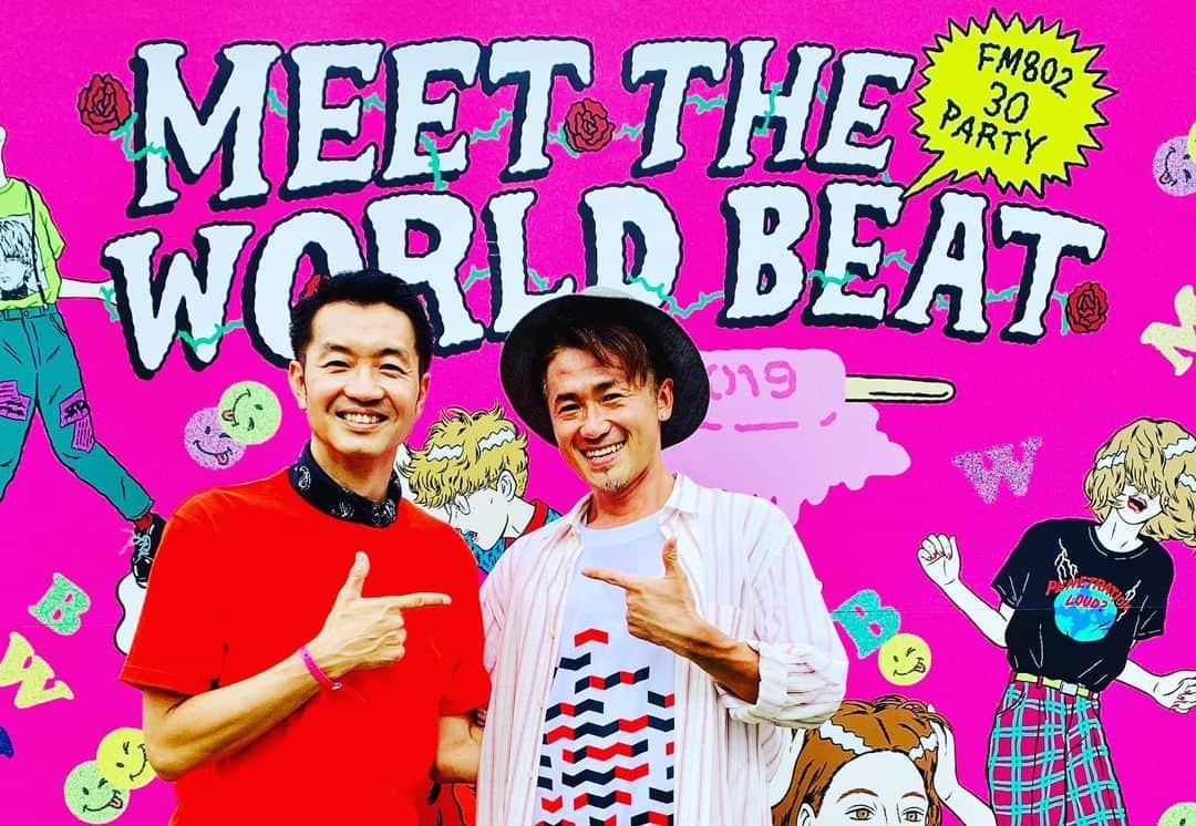 大抜卓人さんのインスタグラム写真 - (大抜卓人Instagram)「FM802 MEET THE WORLD BEAT ‼️ 802の30周年😃今年のトリは数々のラジオアンセムを織り交ぜたセットリストで😃緻密なアンサンブルを丁寧につむぎ😊彼等色に染め上げた大クロージング😃ロックンロールのアンコールセッションには音楽の継承なるメッセージを感じた😆 #くるり  FM802 MEET THE WORLD BEAT‼️ 夕暮れ時に西海岸の風がふいた😆 ウクレレにソウルと😃彼が紡ぐ音楽にずーっと身を委ねていたい気持ちに😆MCで見える愛らしいキャラクターも最高だった👍 #平井大  FM802 MEET THE WORLD BEAT ‼️ ロックンロールクイーンが帰ってきた🤘ラジオ史を彩る名曲の数々😊あのパワフルな歌声は深みを増し😆バラードもアップもオーディエンスの心を掴んで離さない😆ハロー・ハローのアカペラスタートはリスナーにとって特別な幕開けだったはず😆お帰り🤘 #superfly  FM802 MEET THE WORLD BEAT 2019‼️「ミザワビ」なる言葉の生みの親😆メロディーの貴公子が豊かな音色を万博公園に響かせた👍ラストの「Ca Va ?」は今日一番の脳内ループに😊あー楽しかった😆 #ビッケブランカ  FM802 MEET THE WORLD BEAT😆去年はリリース前に耳にした「マリーゴールド」は1年分の思い出を乗せた特別な響きに😂大きなステージで伸びやかな歌を届け😆フランクなMCで一気に距離が近く😆みんな彼女と友達になったよう気分になったはず😆今年も最幸の夏をありがとう😊 #あいみょん  FM802 MEET THE WORLD BEAT 2019😆Anly👍まさかの「ボヘミアンラプソディー」のカヴァーから😃ループプレイでソリッドなギターと骨のある歌声を響かせ😊彼女の凄みを届けるステージに😆やっと出てくれたね🤣感涙の思いで見ていました😂ありがとう😊 #anly  FM802 MEET THE WORLD BEAT 2019😆2年連続出演も世界に挑む男の引き出しの多さに14000人が魅了😆弾き語りもしっとりバラードも😃小芝居を織り交ぜてダンスも😆全部巻き込んで大おまっとぅりステージ😆彼にしか紡げないエンターテイメントな時間に👍 #ナオトインティライミ  FM802 MEET THE WORLD 2019😊Little Glee Monster👍 5人が登場しハーモニーを 響かせた瞬間😊 太陽の光が元気に差し込む奇跡も😃 笑顔を纏った歌声が 万博公園にこだまする😊 最後は「Jupiter」で神々しい クロージング🤞 ミザワビを5人の色で染めた👍 #リトグリ  FM802 MEET THE WORLD BEAT 2019🤘時折黄色い歓声も上がる⤴️ グルーヴ王子のスウィンギンなステージ👍14000人のオーディエンスに対して物怖じすることなく😃自分のスタイルを通す新時代の幕開けを予感😆SIRUP👍 #sirup  FM802 MEET THE WORLD 2019😃 ベリーグッドマンで早速 14000人がひとつに🤘 ライオンで拳を上げ😊 SupernovaでJUMP😆 ライトスタンドで余韻を 残してクロージング😆 あっという間のベリーグッドな時間👍  #fm802  #ミザワビ #ベリーグッドマン」7月21日 21時52分 - takutoonuki