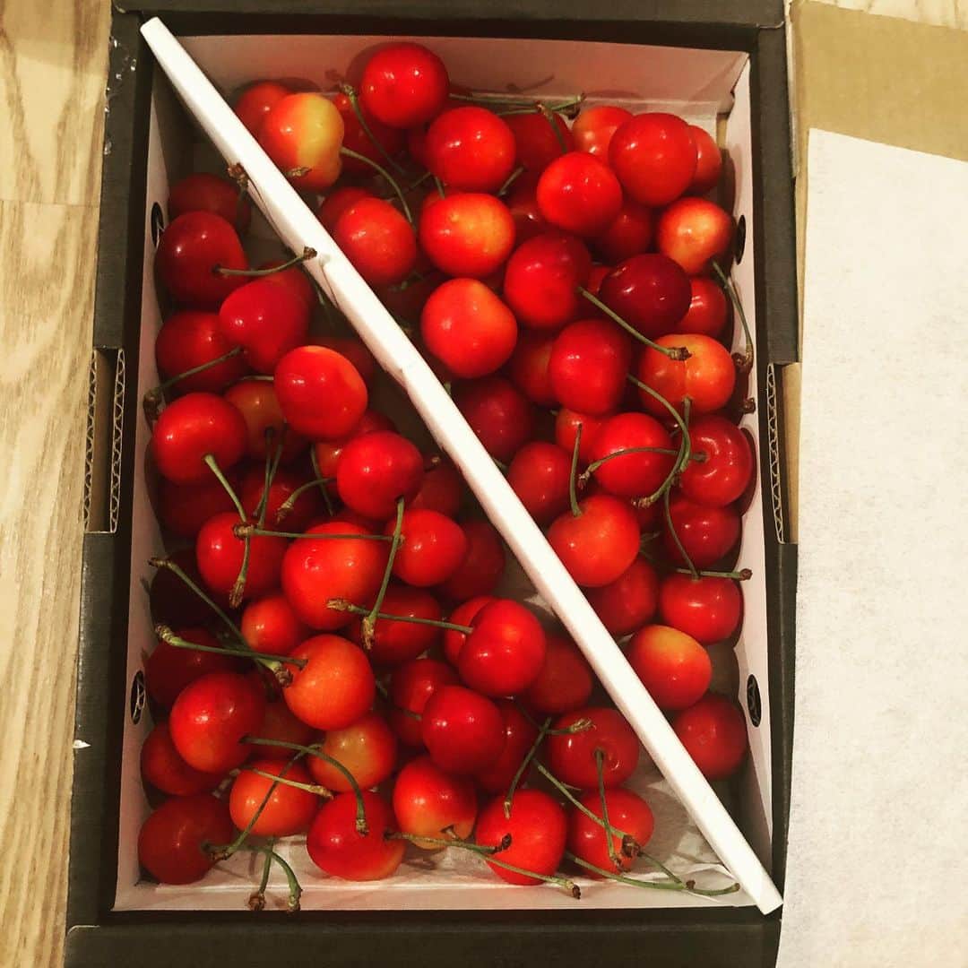 美甘子さんのインスタグラム写真 - (美甘子Instagram)「自分へのご褒美。昨年に続きネットショッピングでさくらんぼ🍒を購入。今回は紅秀峰700g。あと少し残ってるけど、まだまだ食べたい。 #さくらんぼ #紅秀峰」7月21日 21時54分 - rekish_mikako