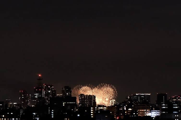 武智志穂さんのインスタグラム写真 - (武智志穂Instagram)「昨晩のこと。﻿ 夕飯後に食器を洗っていると﻿ どーん、どーん﻿ と微かに聞こえてくるではありませんか﻿👂 手を止めてバルコニーに出てみると、遠くのレインボーブリッジの方にとても立派な花火が🎇﻿ 偶然のラッキーにテンション上がったな〜😚 いよいよ夏本番が始まりそうですね🎐🍧﻿ （何の花火大会だったんだろう。圧巻だった。） ﻿ ﻿ #東京 #Tokyo #レインボーブリッジ #花火」7月21日 22時07分 - shiho_takechi