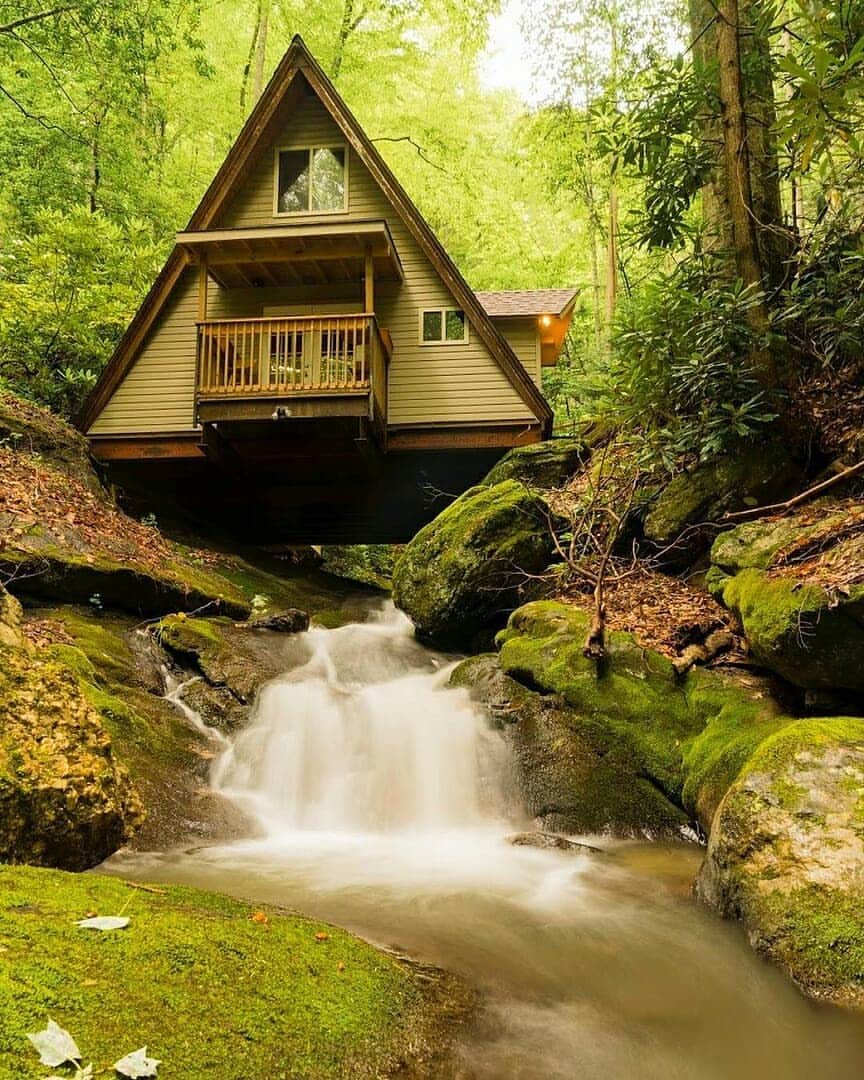 Discover Earthさんのインスタグラム写真 - (Discover EarthInstagram)「"This is the coolest A-frame I have ever seen. The creek flows directly underneath the cabin. On the other side there is a 75 ft waterfall." 🌿 Who would you want to stay there with ? Tag them ! — 📍#DiscoverNorthCarolina — 📸 Caption & photos by @tate_finley」7月21日 22時01分 - discoverearth