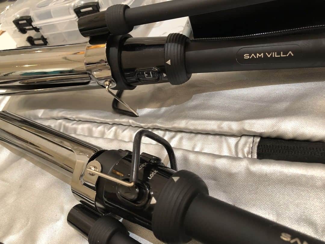 Sam Villaさんのインスタグラム写真 - (Sam VillaInstagram)「#SamVilla Artist Series 2-in-1 Marcel Curling Iron & Wand // #ProTip: Wrapping #hair around a #curlingiron can place a lot of strain on the wrist. The rotating #Marcel handle lets you smoothly spin each section of hair around the barrel. This reduces the stress on your hand and wrist, helping you stay comfortable and pain-free.⠀ ⠀ Whether you’re working with the Marcel iron or the wand, the non-slip comfort grip makes styling comfortable and fast. ⠀ ⠀ Shop this item and more on SAMVILLA . COM through the link in our bio! Available in 1" or 1.5" - the #SamVilla Artist Series 2-in-1 Marcel Curling Iron & Wand easily converts into a wand with the click of a button for effortless styling.⠀」7月21日 22時02分 - samvillahair