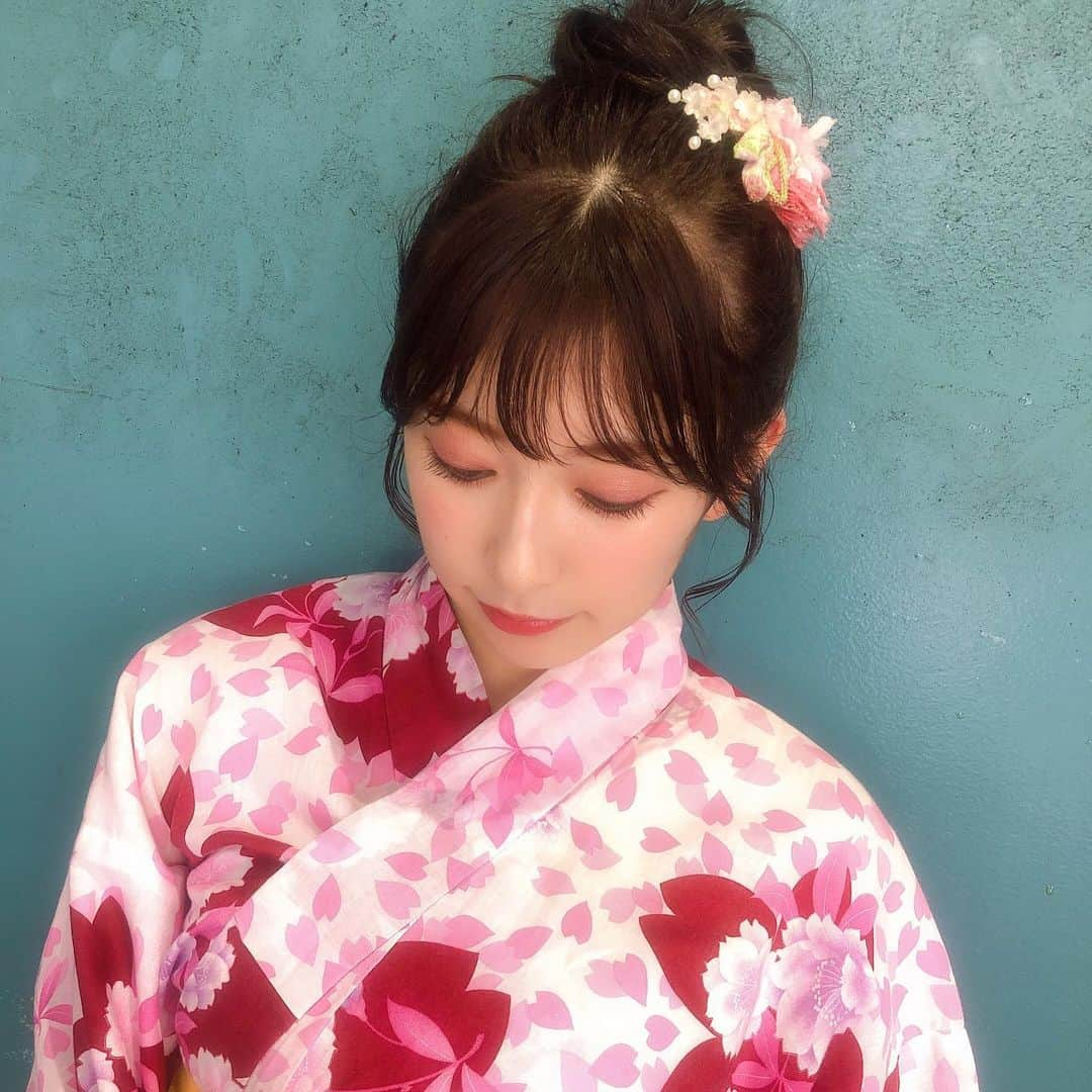 吉田朱里さんのインスタグラム写真 - (吉田朱里Instagram)「浴衣👘🎀💕 . 浴衣の色に合わせて ピンクメイク💗 . この浴衣は 9年前の劇場公演でも着てた💓 もう大人になったし違うの着る？って衣装さんが言ってくれたけど なんか懐かしくてこれにした🥺💗 . エモ💓 . #なんば式写メ会 #浴衣 . ゆーりちゃんがとってくれた💓」7月21日 22時08分 - _yoshida_akari