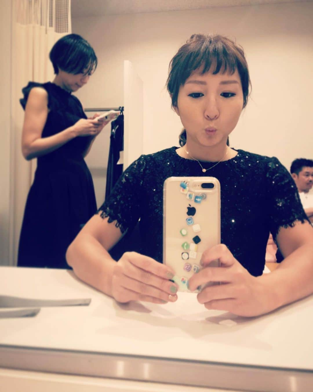 木村真野・紗野さんのインスタグラム写真 - (木村真野・紗野Instagram)「収録行ってきました😘😘📺. ずっとお会いしたかったMCの方々とゲストの方々のお陰で楽しくあっという間の収録でした！！ . .スタイリストあべちゃんが用意してくれる衣装がいつも楽しみ😁@this_is_abechan . .今回は少し大人っぽいワンピースにしてみたよ👯‍♀️👠. 普段ならマヤが黒、サヤがピンクになりますがお仕事の時はいつも何故か逆になる^ ^ . .  #テレビ朝日 #収録 #artisticswimmer #artisticswimming #アーティスティックスイミング #シンクロ #双子 #twins #木村真野紗野 #mayasaya #ワンピース #キラキラ #楽屋 #世界水泳 #やってるね #gwangju2019 #gotogwangju #スタイリスト #あべちゃん #いる安心感 @grace_continental.div #gracecontinental #iphonecase」7月21日 22時04分 - mayasaya_kimura