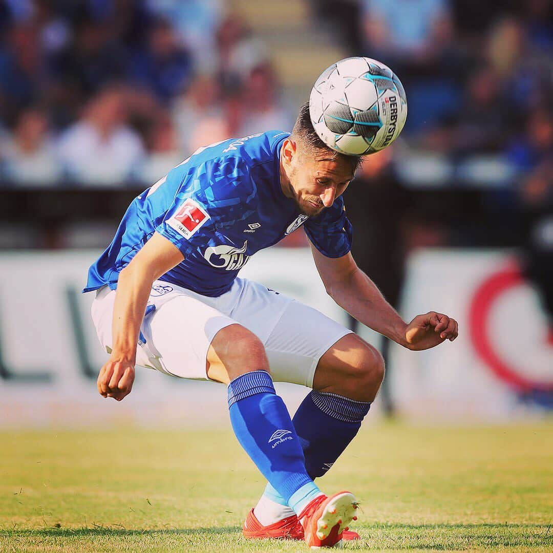 シャルケ04さんのインスタグラム写真 - (シャルケ04Instagram)「Kopfballungeheuer ... 🤪 . . Great header, @steven.skrzybski.22 🤪 . . #Schalke #S04 #Knappen #Skrzybski #Kopfball #Football #Soccer #Futbol #WirLebenDich #🔵⚪️」7月21日 22時16分 - s04