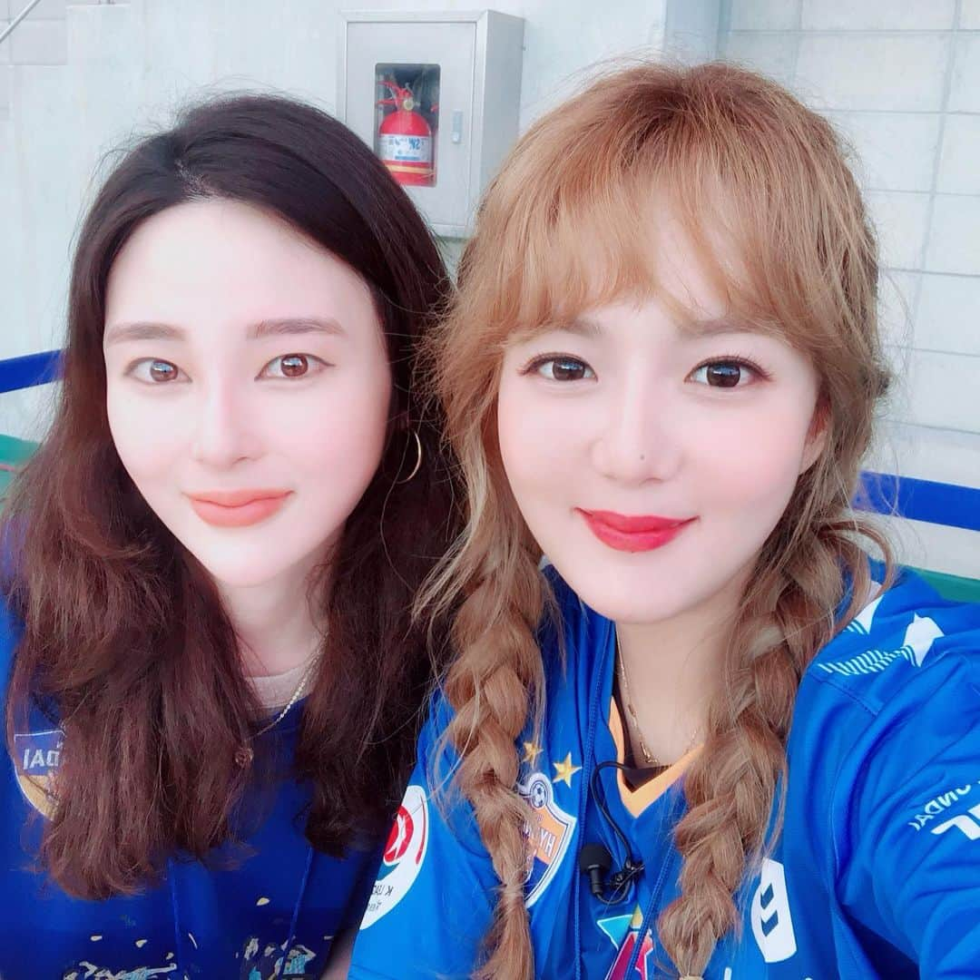 カン・ウンビさんのインスタグラム写真 - (カン・ウンビInstagram)「#강은비 #아프리카tv #울산현대 #축구 #⚽️ #직관  @afreecatv_official  @ulsanhyundaifootballclub  나 울산에 반한거 같아 💙 사랑합니다 💙」7月21日 22時10分 - ekobi_