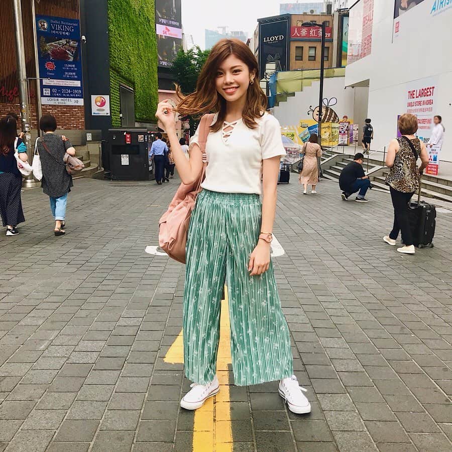 池田真子さんのインスタグラム写真 - (池田真子Instagram)「韓国での楽ちんコーデ＊° ． ． 今回はカメラと三脚持ち歩いてたから久々のリュックで♩ ． ． ． ． ． 韓国で色んなタピオカ飲んでみたけど、やっぱりゴンチャに戻ってきた♡ ． 日本では飲んだことないけど、韓国は並ばず買えるよ＊° 私が頼んだのはアールグレイタピオカミルクティー♪ ． ． 飲み物もタピオカも、時間が経ってから飲んでも、やっぱりここが一番美味しい！！ ． ． ． #ゴンチャ #gongcha #タピオカ #タピオカ部 #アールグレイ #紅茶好き  #明洞 #韓国ファッション #韓国旅行 #韓国コーデ #韓国好きな人と繋がりたい #コーデ  #カジュアルコーデ #インスタファッション #韓国好き #instafashion #instagood  #cordinate #fashion #lfl #icewatch #converse #love #makoscode #ootd #outfit #데일리룩 #패션아이템 #먹스타그램 #음스타그램」7月21日 22時13分 - mako_ikeda