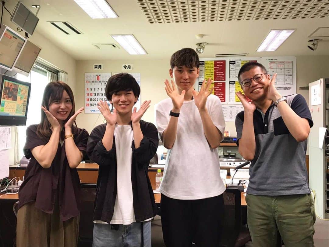 のインスタグラム：「KADAI INFOのコーナー🌟代表の佐橋さんとエンジニアの二見さんがご出演😆✨二見さんは、KADAI INFOのHPをプログラミングする傍ら、東京などでも音楽活動をしているパワフル大学生🎧✨ #tegeh #KADAIINFO #鹿児島大学 #てゲてゲハウス #大学生 @kadai_info」