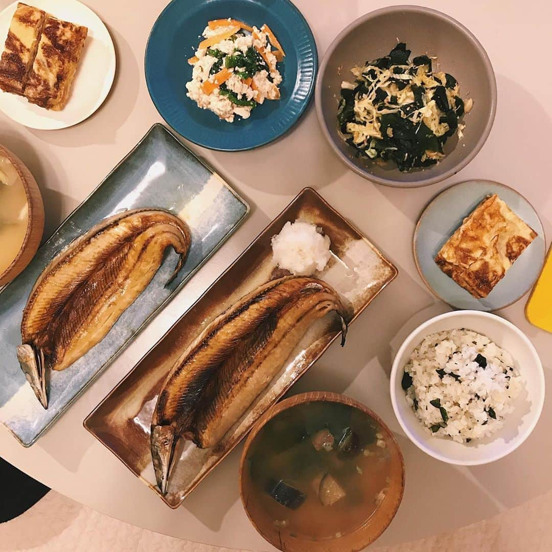 黒澤かなえさんのインスタグラム写真 - (黒澤かなえInstagram)「休日晩ゴハンは心落ち着く和食で〆 ．  夫に朝から一番だしの取り方を教わって 黄金色に輝くお出汁が完成◎ 明日から色んなお料理に活かします。 楽しみだなぁー ．  #週末#休日ごはん#晩ご飯#夕飯 寝かしつけたあとの#ゆっくり#夫婦の時間 #和食#だし汁#出汁#一番だし#基本#昆布#かつおぶし」7月21日 22時18分 - k_kana