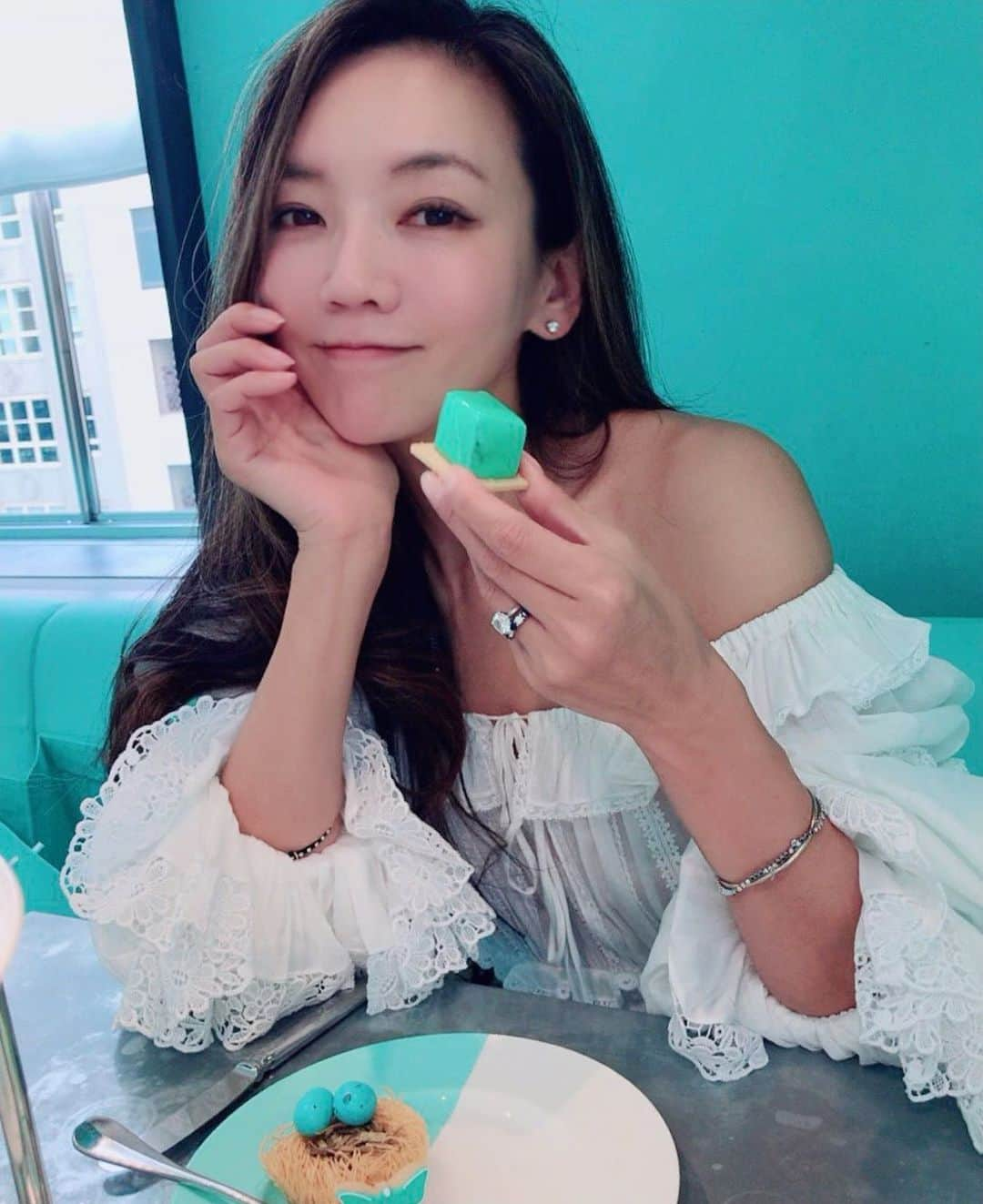 和央ようかさんのインスタグラム写真 - (和央ようかInstagram)「In Tiffany Blue 💙 Lovely time indeed😊😍😘 やっぱりこのブルーに囲まれると幸せ😘😍😊 #takakonystylin🍎 #nyc🍎 #nylife #tiffany  #tiffanyblueboxcafe  #yokawao #和央ようか #女の子のあこがれ」7月21日 22時19分 - yokawao0215