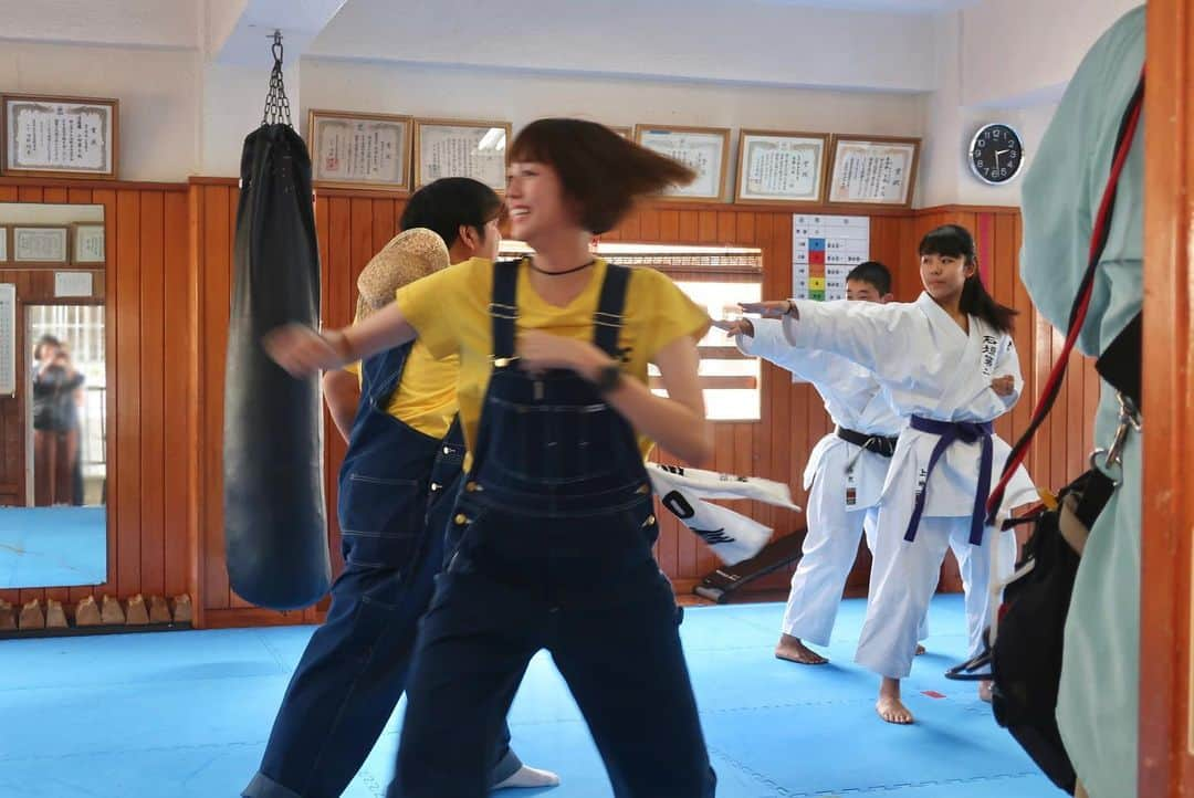 佐藤栞里さんのインスタグラム写真 - (佐藤栞里Instagram)「. バナナマンのせっかくグルメ！！ 観てくださってありがとうございました☺️🍉 北海道から沖縄まで これでもかと美味しいグルメがわんさかで 次の旅行はどこにしようと 夢が膨らむスペシャル回でした😊🍌 日村さんとの石垣島の旅、 大好きな写真がたくさんあるので 皆さんも旅行の気分で見ていってください🤗✨ #まずは空手編 #日村さん少し出遅れる #からの #日村さんの視線 #この表情が好きすぎて涙出ました #元気が出る写真 #4コマ漫画」7月21日 22時23分 - satoshiori727