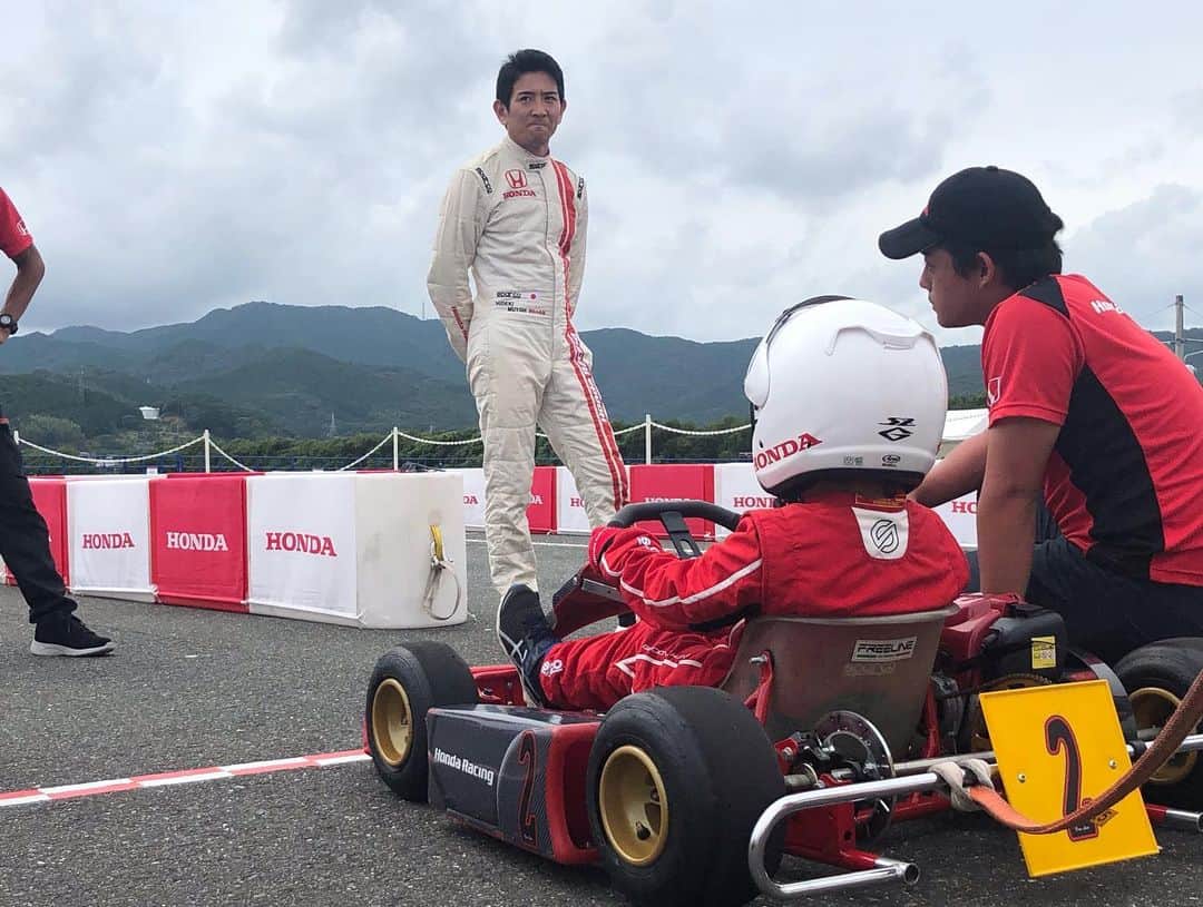 武藤英紀のインスタグラム：「今週末は、enjoy hooda 2019 浜松にキッズカートの講師として参加させてもらいました。キッズと触れ合うといつもパワーをもらえます。 非常に有意義で楽しい二日間でした！！また是非参加したい^_^  #enjoyhonda #hamamatsu  #hamanako #honda #kids #power」