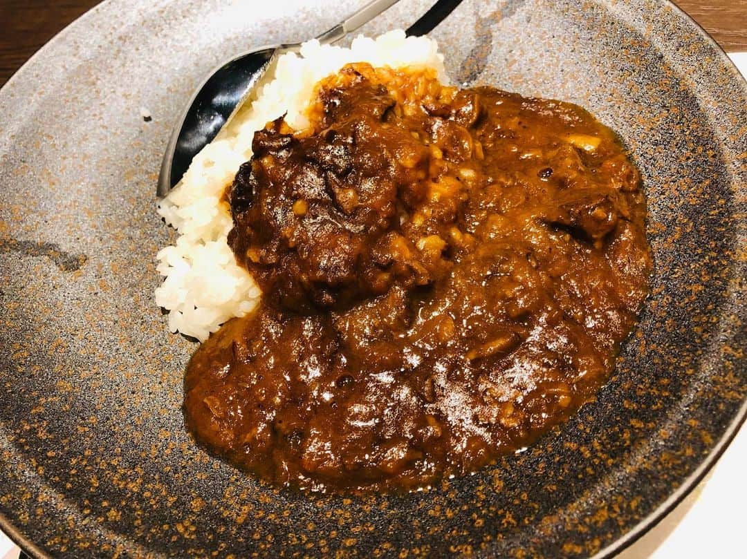 佐藤由季さんのインスタグラム写真 - (佐藤由季Instagram)「ここ最近のカレ活 ＝カレー活動（笑）報告🍛✨ やっぱりお肉とカレーの相性って 最強ですよね🧡 お肉屋さんで〆を聞かれた時 「お店のオススメは何ですか？」 って私、必ず聞くんです… 私の統計結果… 今のところ100%で「カレーですね🍛」 って言われるんです（笑） ま、それが分かってるから 聞くんですけどね😍笑 逆に聞きたい！！ カレーが〆のメニューの選択肢にある時に、 カレー以外を勧められたことって ありますか？？笑 #カレ活報告 （笑） #〆のカレー  #お肉屋さん  #神戸ビーフ  #ラム肉  #食べるの大好き  #美味しいものを食べると  #生きてて良かったと本気で思う  #カレー女子  #カレーマイスター  #佐藤由季」7月21日 22時34分 - yukisato0710