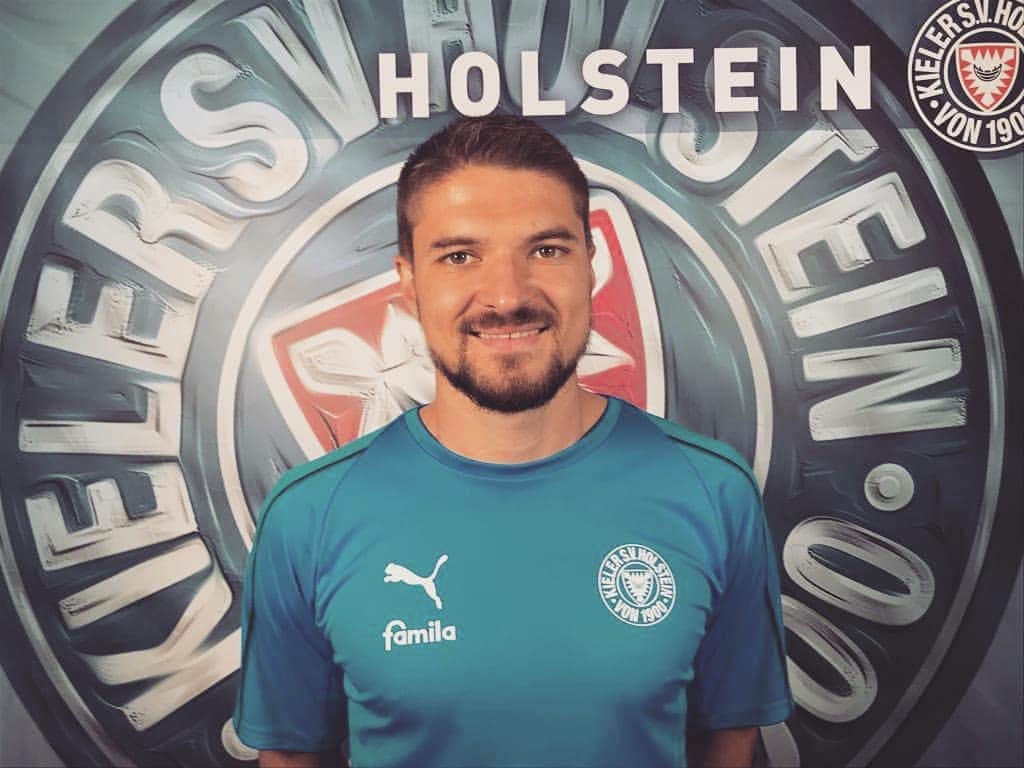 アレクサンダル・イグニョフスキのインスタグラム：「Moin @holsteinkiel 😊🖐 #kielahoi」