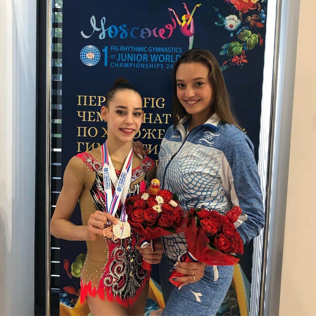 アロナ・コシェヴァツキーさんのインスタグラム写真 - (アロナ・コシェヴァツキーInstagram)「We did it!!!! Third place with clubs and second place with ribbon in the first ever world championship for juniors In Moscow!! But now as a coach. Thank you everyone for your support❤️🥉🥈」7月21日 22時30分 - alona_koshevatskiy