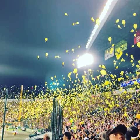 サンプラザ中野くんのインスタグラム：「#baseball #japan #npb #koshienstadium #tigers #yellow #balloon #ceremony #notheliumballoons」