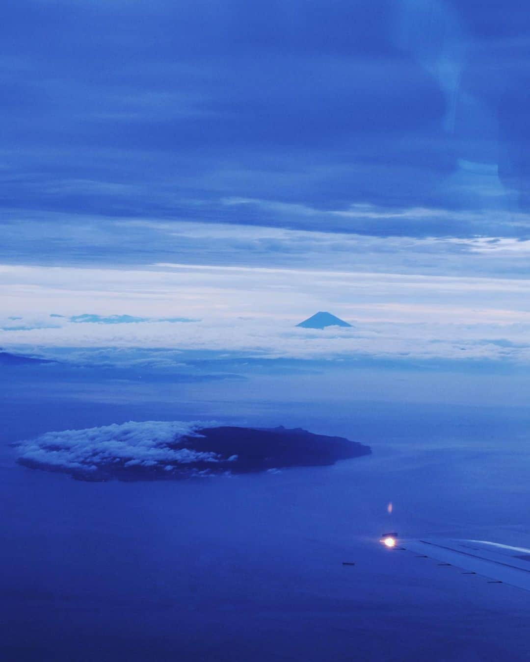 Y U R I Eさんのインスタグラム写真 - (Y U R I EInstagram)「徳島→東京 ✈︎ 海に映る雲の影に夢中☁️💙✨ いつもより地上を近くに感じるな〜とずっと外を眺めていたら、「天候が悪いから、高度を下げて飛んでるんですよ！」と一言。CAさんがコンソメスープを渡してくれました☕️（ずっと外を見ていた事に気づいてくれる優しさが嬉しいっ☺️💞）大きな揺れを回避する為に低く飛んでいたみたい😯揺れは少ないし、景色は綺麗だしで帰り道を満喫してしまったよ💙 ナイスフライトでした✈️💯 #skyview#clouds#mtfuji#fujisan#JAL#雲#影#旅#国内旅行#空旅#富士山」7月21日 22時36分 - yuriexx67