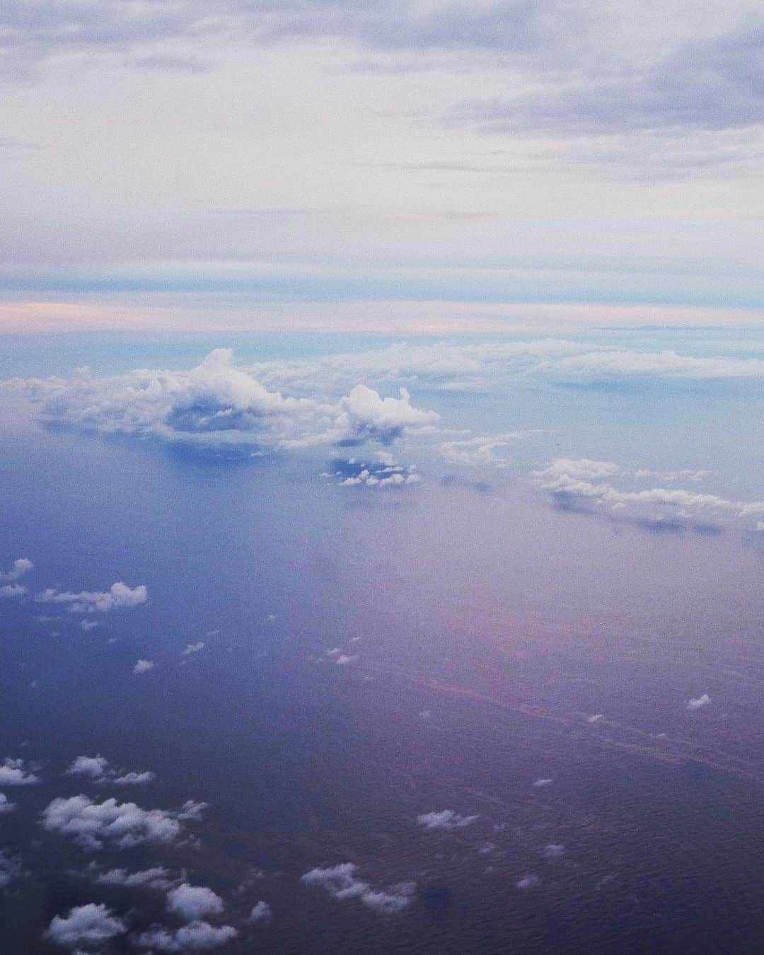 Y U R I Eさんのインスタグラム写真 - (Y U R I EInstagram)「徳島→東京 ✈︎ 海に映る雲の影に夢中☁️💙✨ いつもより地上を近くに感じるな〜とずっと外を眺めていたら、「天候が悪いから、高度を下げて飛んでるんですよ！」と一言。CAさんがコンソメスープを渡してくれました☕️（ずっと外を見ていた事に気づいてくれる優しさが嬉しいっ☺️💞）大きな揺れを回避する為に低く飛んでいたみたい😯揺れは少ないし、景色は綺麗だしで帰り道を満喫してしまったよ💙 ナイスフライトでした✈️💯 #skyview#clouds#mtfuji#fujisan#JAL#雲#影#旅#国内旅行#空旅#富士山」7月21日 22時36分 - yuriexx67