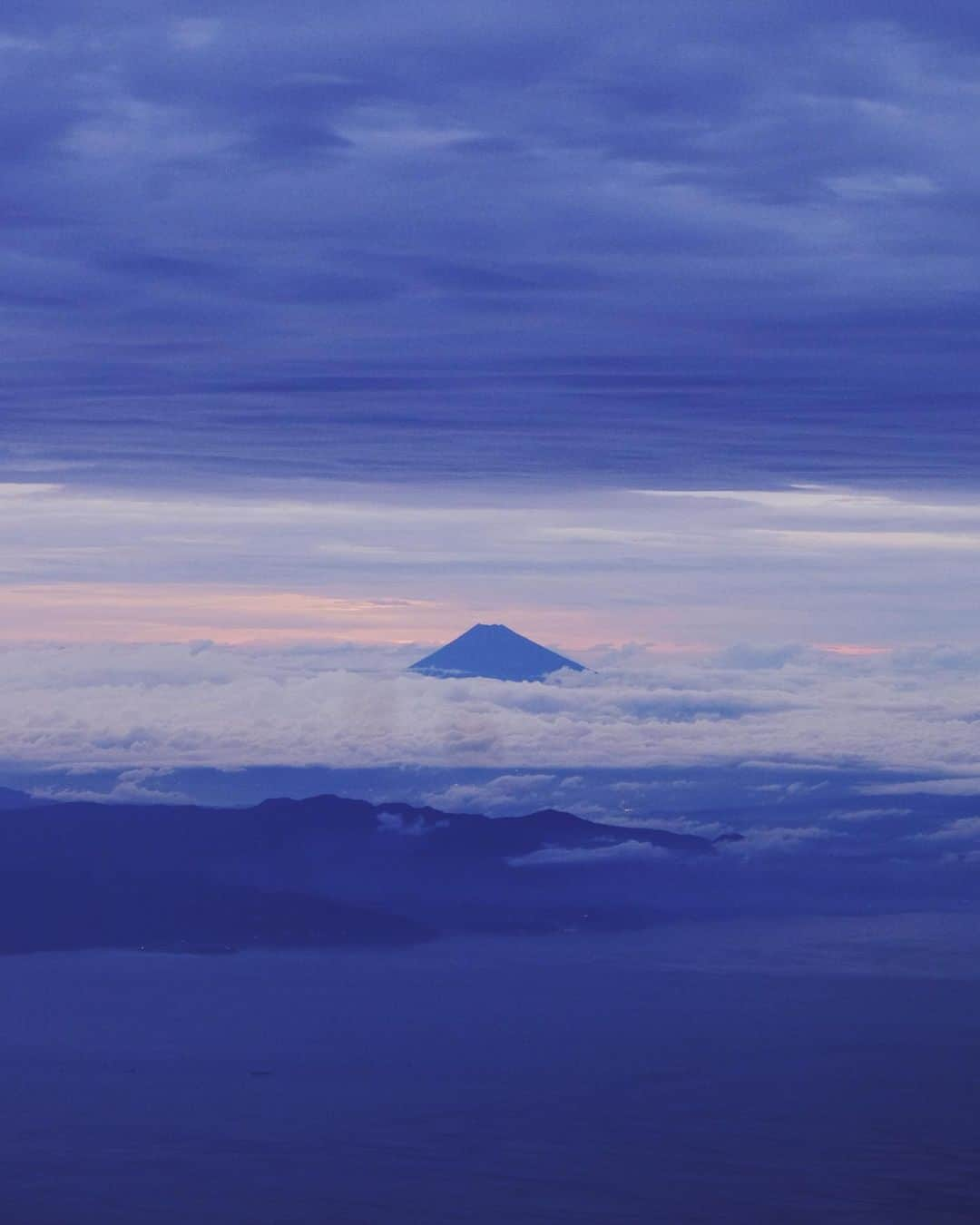 Y U R I Eさんのインスタグラム写真 - (Y U R I EInstagram)「徳島→東京 ✈︎ 海に映る雲の影に夢中☁️💙✨ いつもより地上を近くに感じるな〜とずっと外を眺めていたら、「天候が悪いから、高度を下げて飛んでるんですよ！」と一言。CAさんがコンソメスープを渡してくれました☕️（ずっと外を見ていた事に気づいてくれる優しさが嬉しいっ☺️💞）大きな揺れを回避する為に低く飛んでいたみたい😯揺れは少ないし、景色は綺麗だしで帰り道を満喫してしまったよ💙 ナイスフライトでした✈️💯 #skyview#clouds#mtfuji#fujisan#JAL#雲#影#旅#国内旅行#空旅#富士山」7月21日 22時36分 - yuriexx67