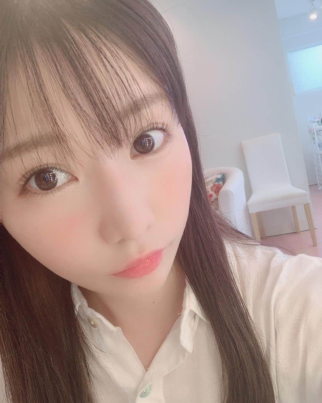 山内あいなさんのインスタグラム写真 - (山内あいなInstagram)「まつ毛パーマ👁💓 マスカラしてないけどまつ毛上がってたらそんなに気にならなくなった😳✨✨ 眉のアートメイク @glow_artmake も定着したので夏なのに眉もまつ毛のカールも落ちなくてほんとに楽😳✨そして最近はずっと裸眼だよー👁チークとリップしたら出かけられる感じが嬉しい☺️💭 @honeylash  #まつげパーマ」7月21日 22時37分 - ainayamauchi3131